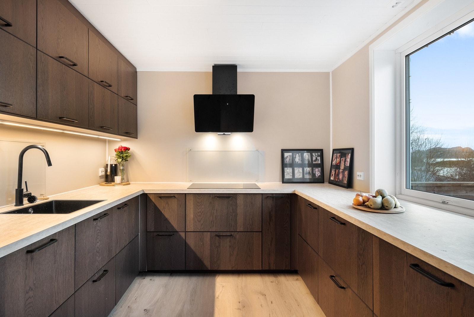 Rikelig med plass til matlaging og hygge Galleribilde
