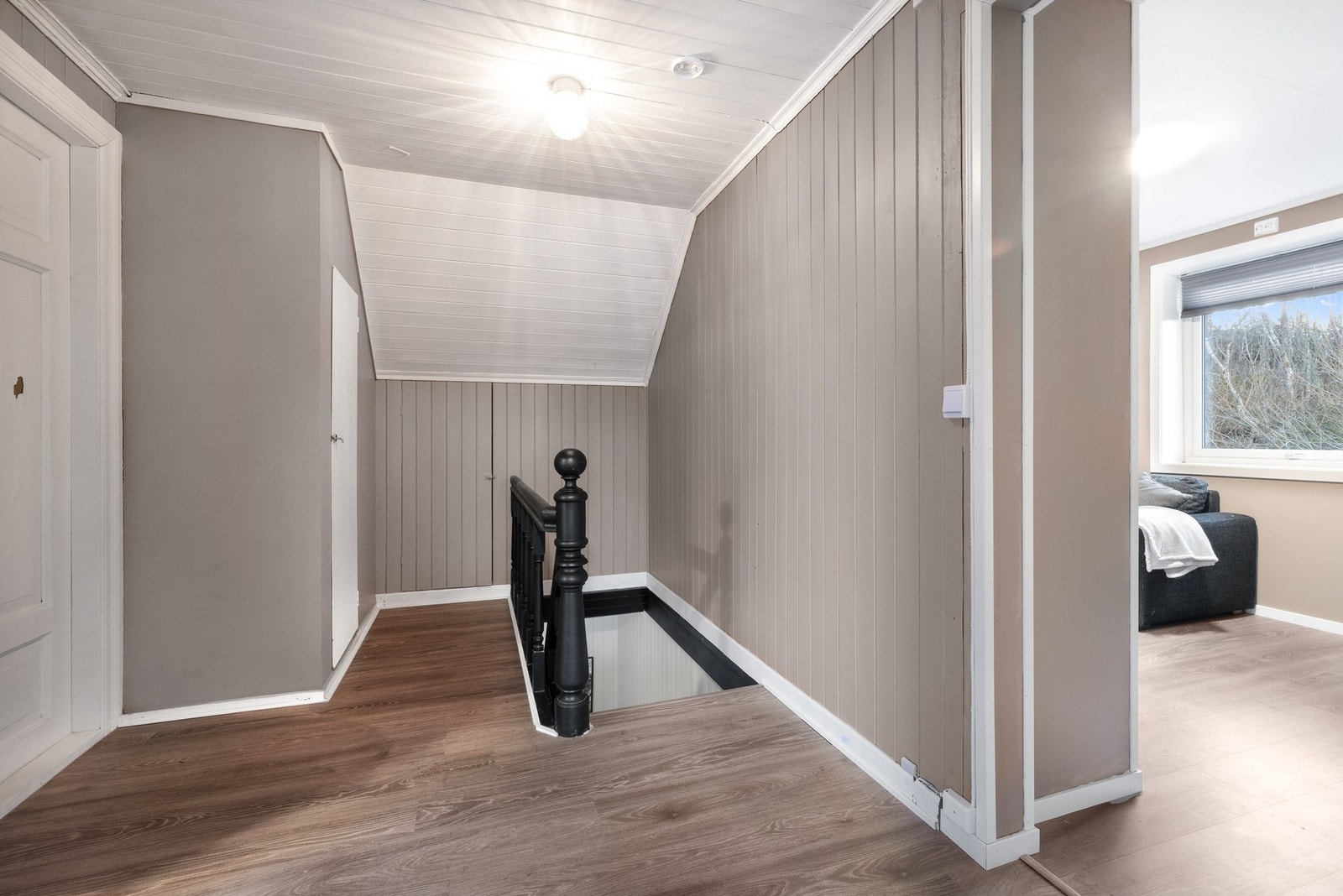 2.etasje består av loftgang, 4 soverom og bod Galleribilde