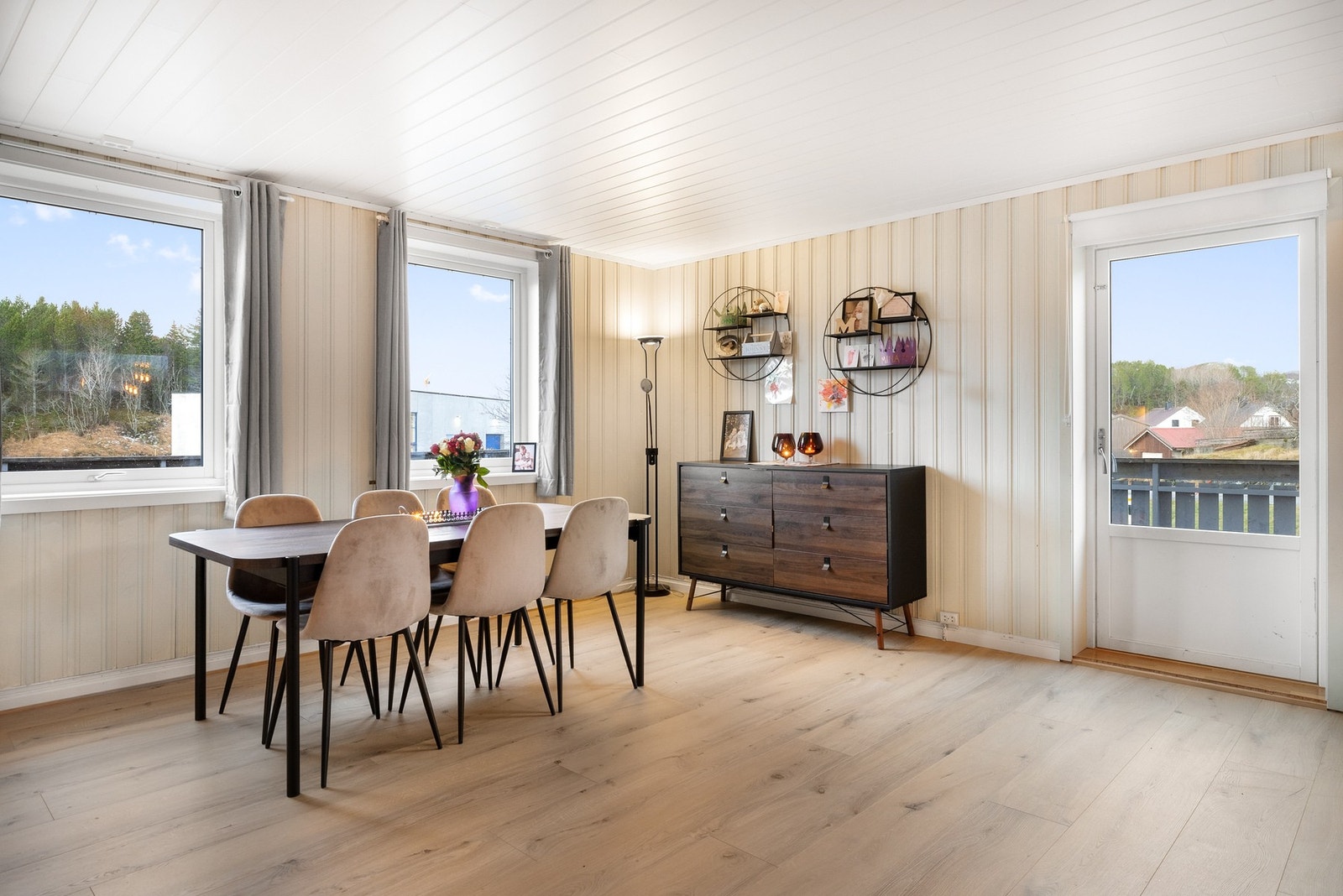 Det er godt lysinnslipp til stuen Galleribilde