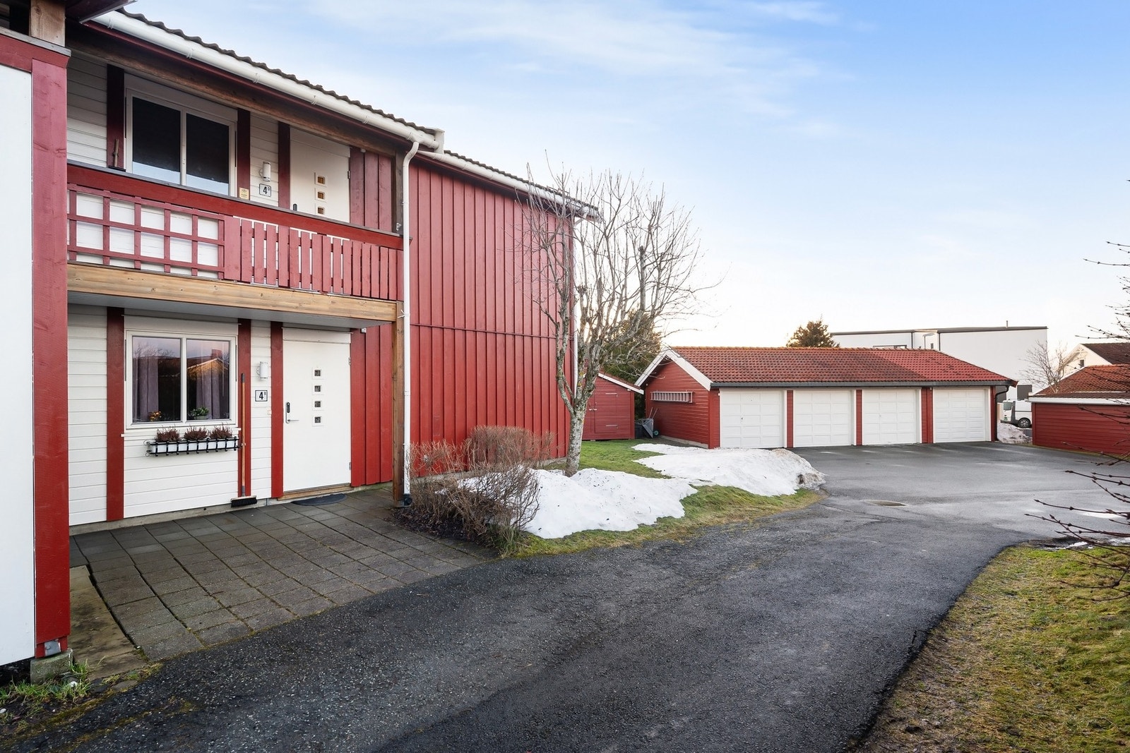 Inngangsparti. Boligen ligger tilbaketrukket til. Yttervegger og garasje ble malt 2024. Galleribilde