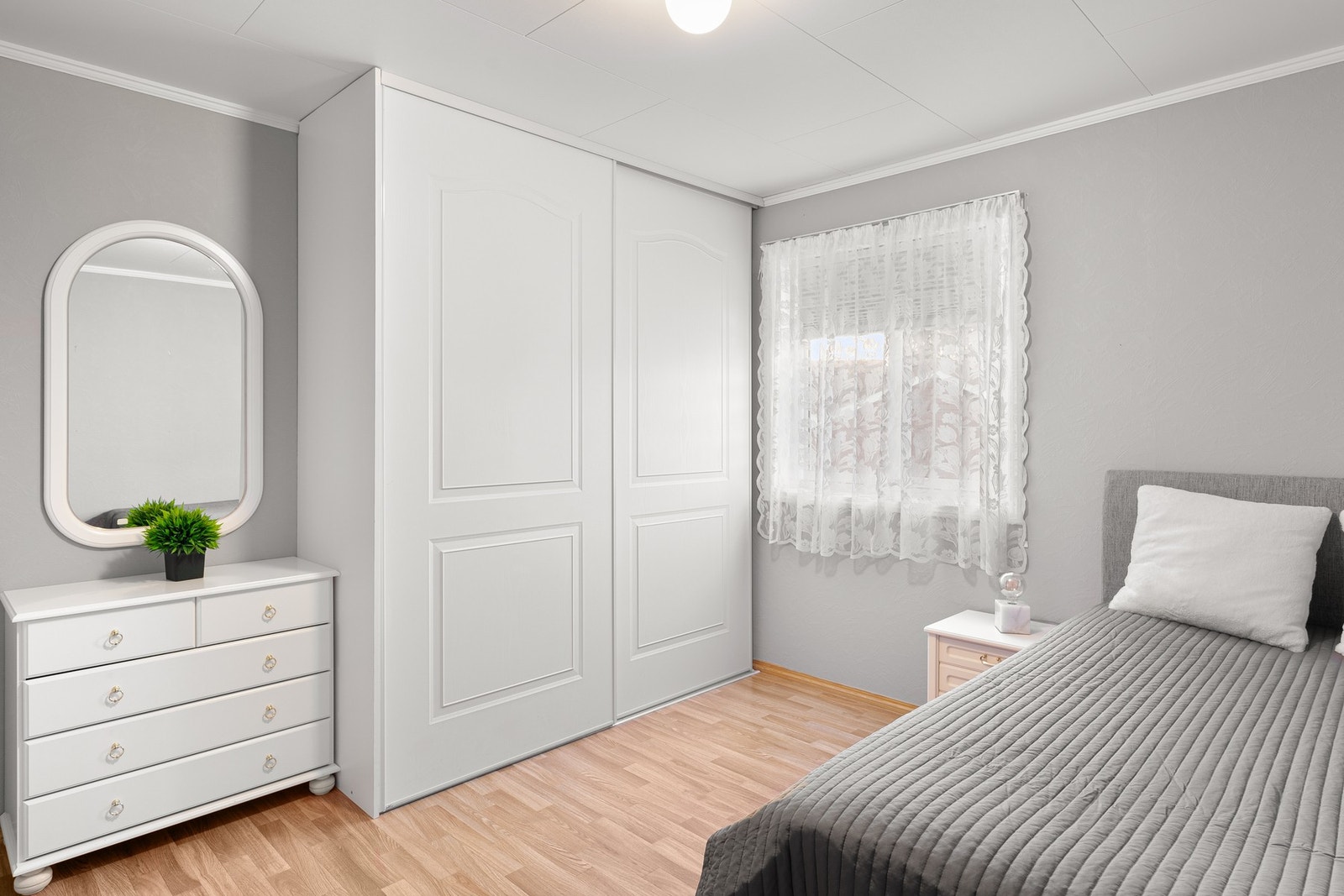 Her er det god plass til stor dobbeltseng og div. garderobeløsninger. Galleribilde