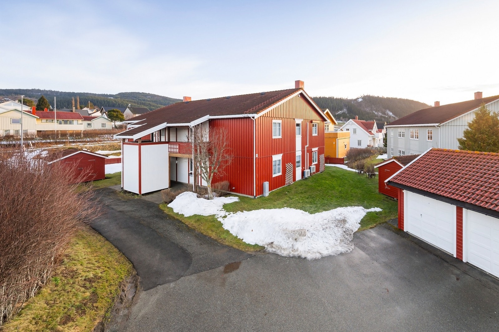 Privat garasje (den nærmest huset) og egen sportsbod (skimtes bak garasjen) følger boligen. Galleribilde