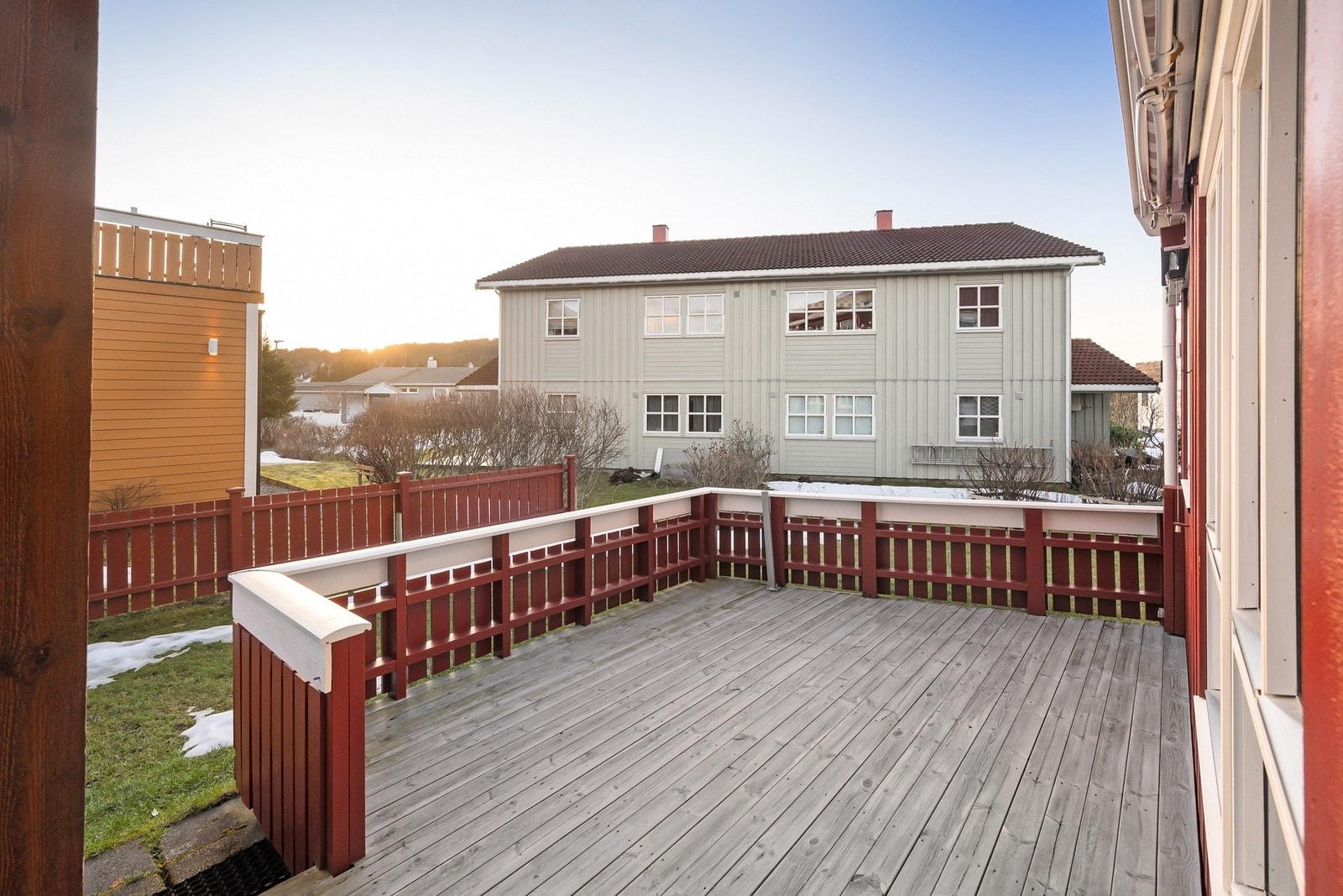 Solen nyter man fra morgen til tidlig kveld på sommerstid. I den felles hagen er det en rekke frukt- og bærbusker. Galleribilde