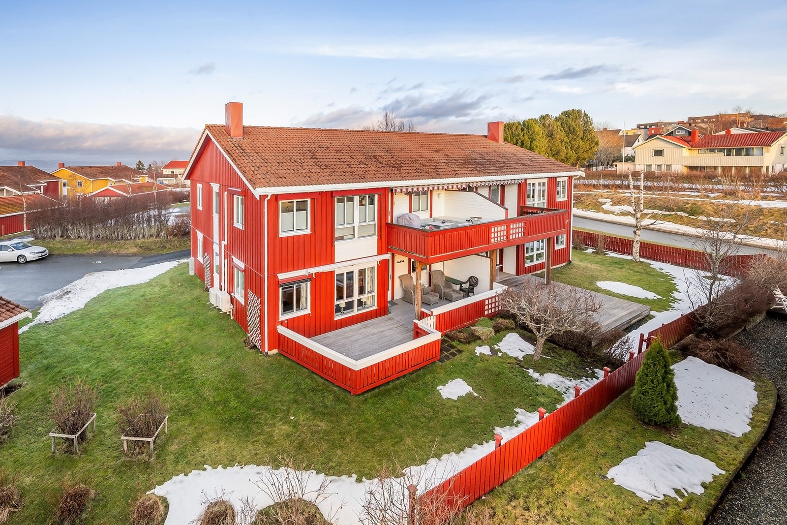 EiendomsMegler 1 v/Frank Robert Bae har gleden av å presentere en flott 4-roms hjørneleilighet beliggende på beste Reppe/Heimtrøa! Galleribilde