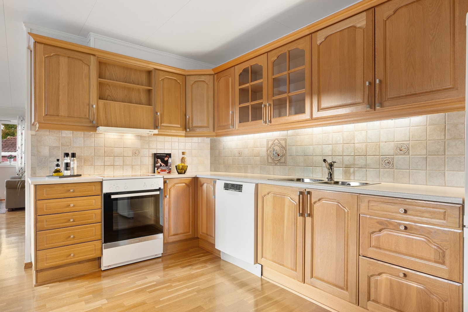 Stort kjøkken med mye skap- og benkeplass. Galleribilde