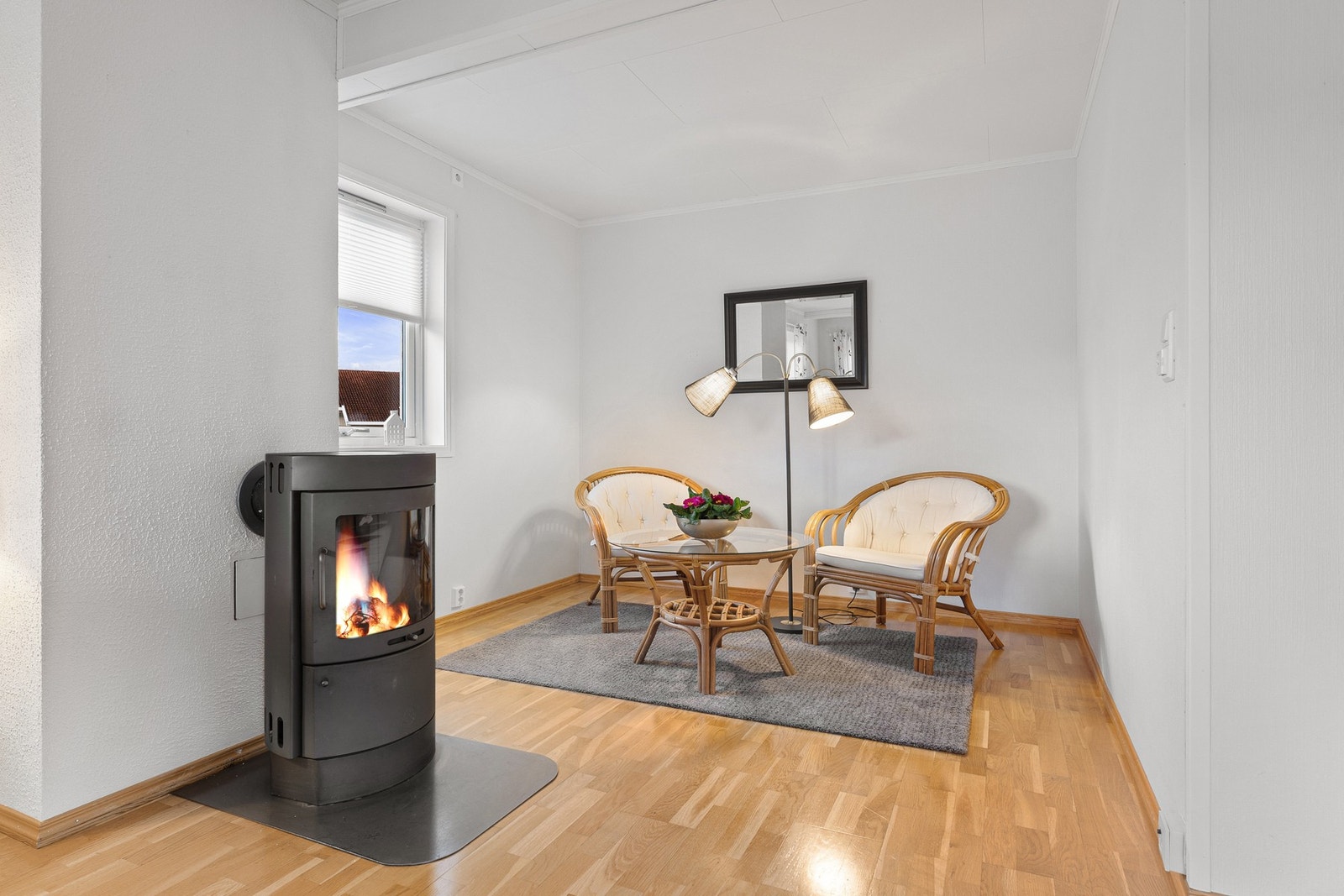 Denne delen av stua er opprinnelig godkjent som et tredje soverom, så om man har behov for det ekstra soverommet er dette lett å reversere dette. Galleribilde