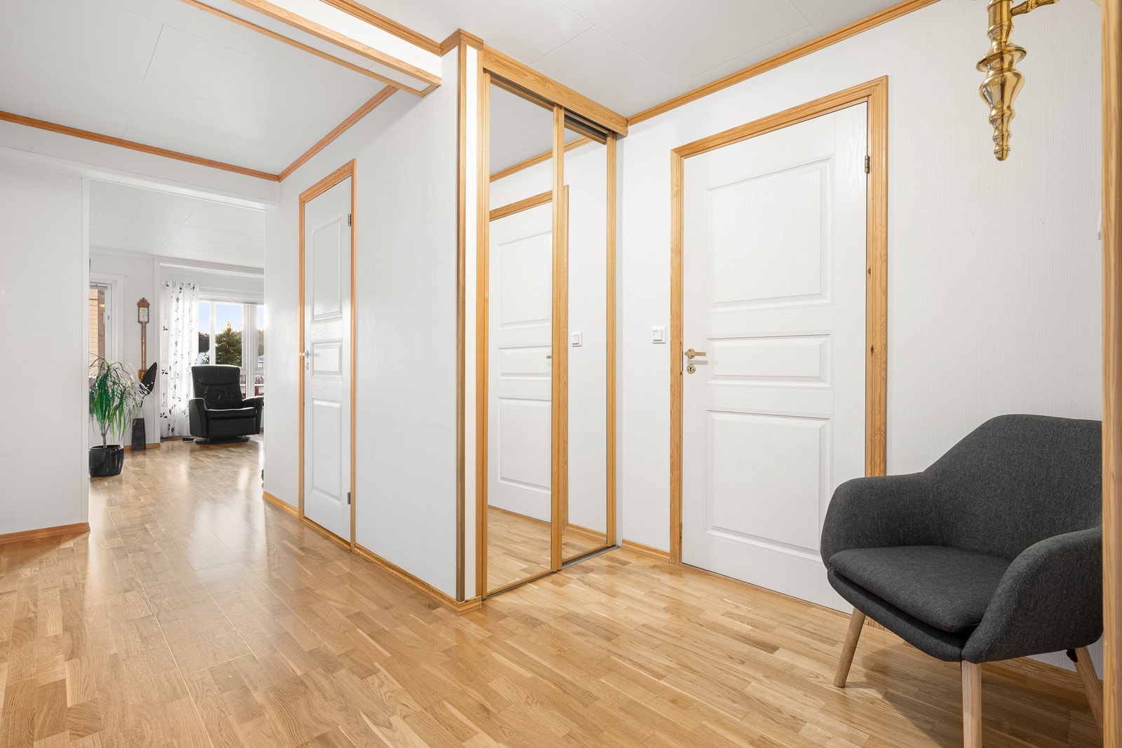 Gang med gulvvarme. Praktisk med en liten skyvedørsgarderobe m/speilfronter. Galleribilde