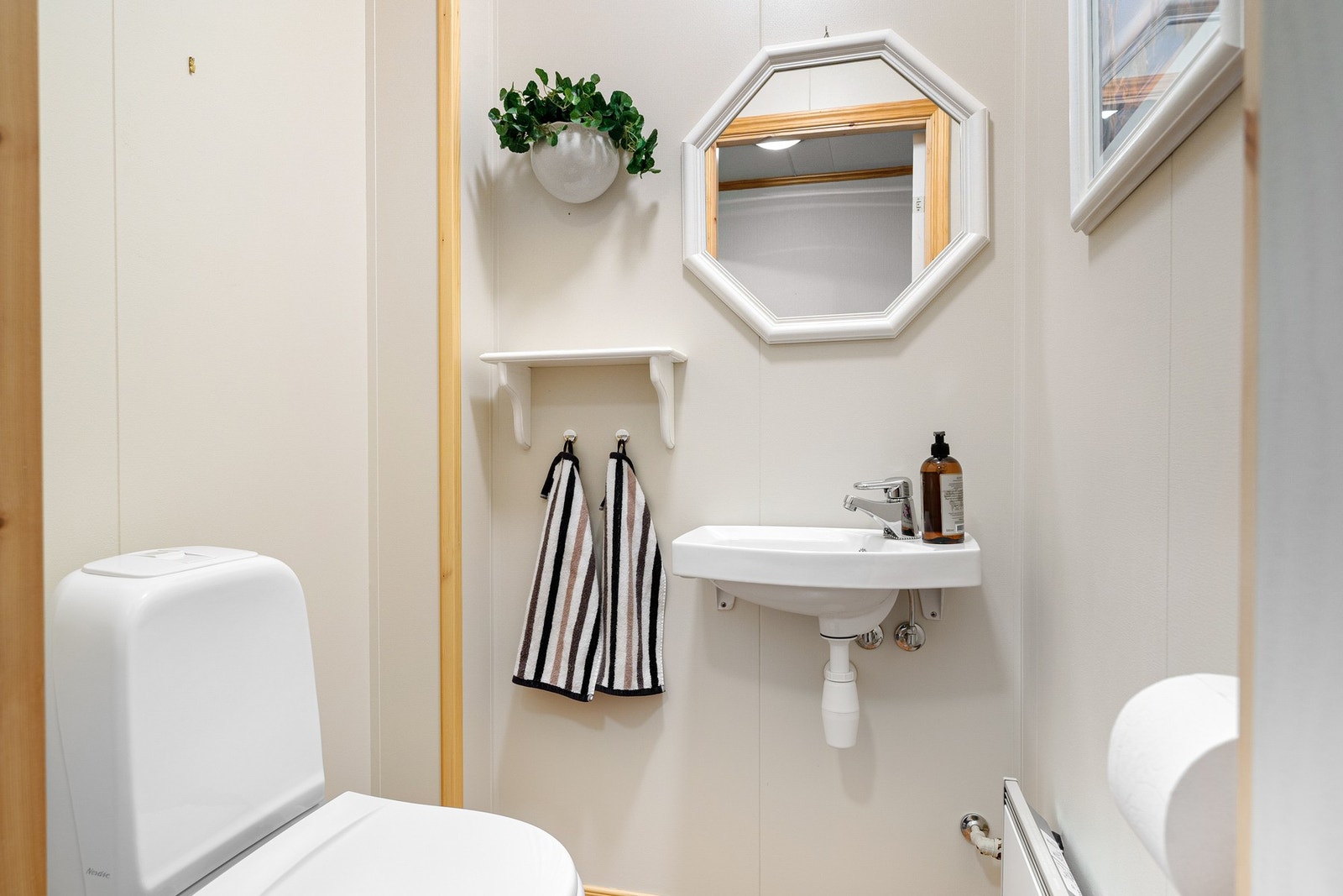 Praktisk med separat gjestetoalett m/servant i tilknytning til inngangspartiet - ikke minst for deg som har barn. Galleribilde