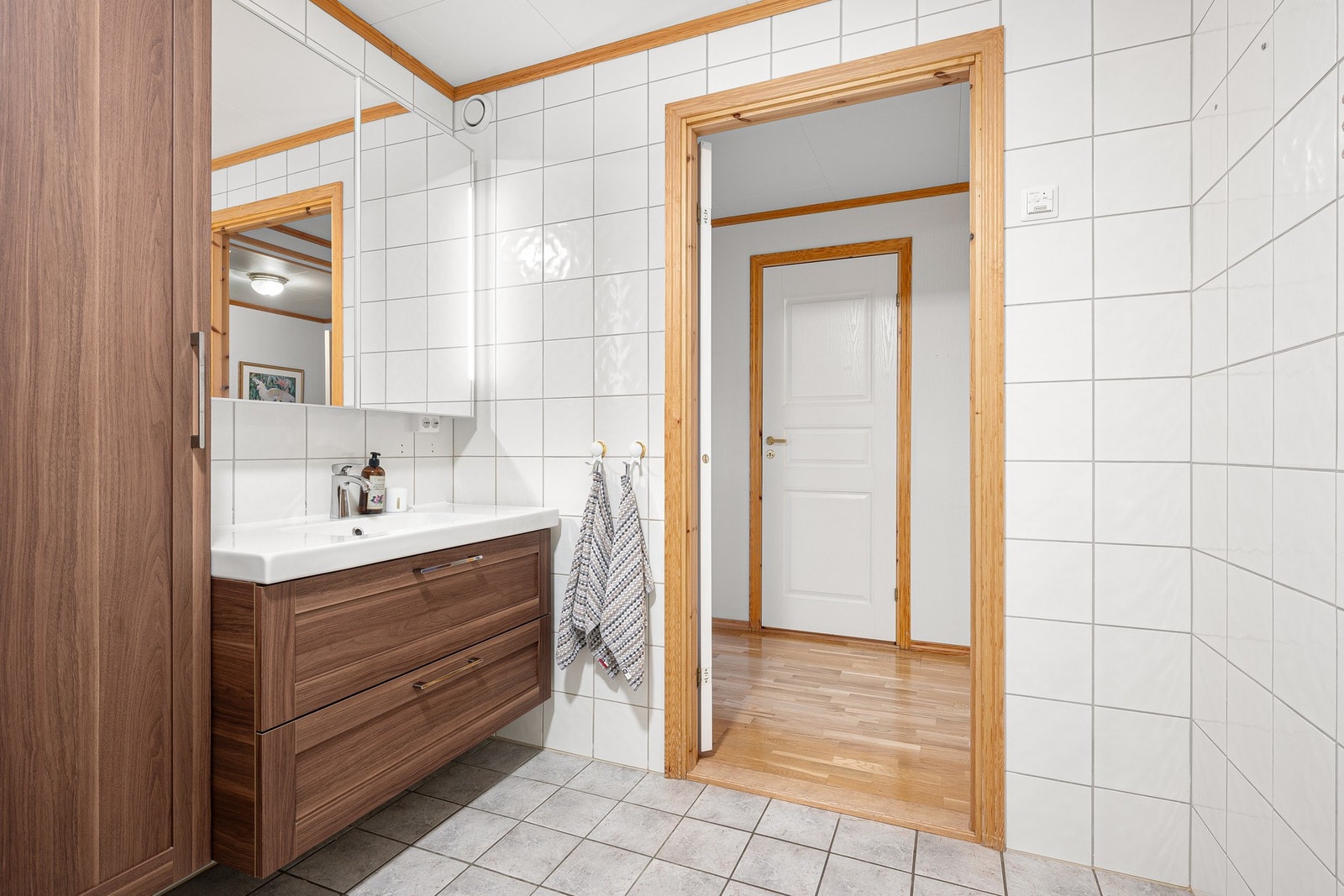 Nyere baderomsinnredning med mye lagringsplass. Galleribilde