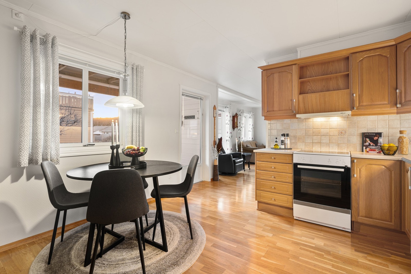 Halvåpen kjøkkenløsning med pass til spisebord. Galleribilde