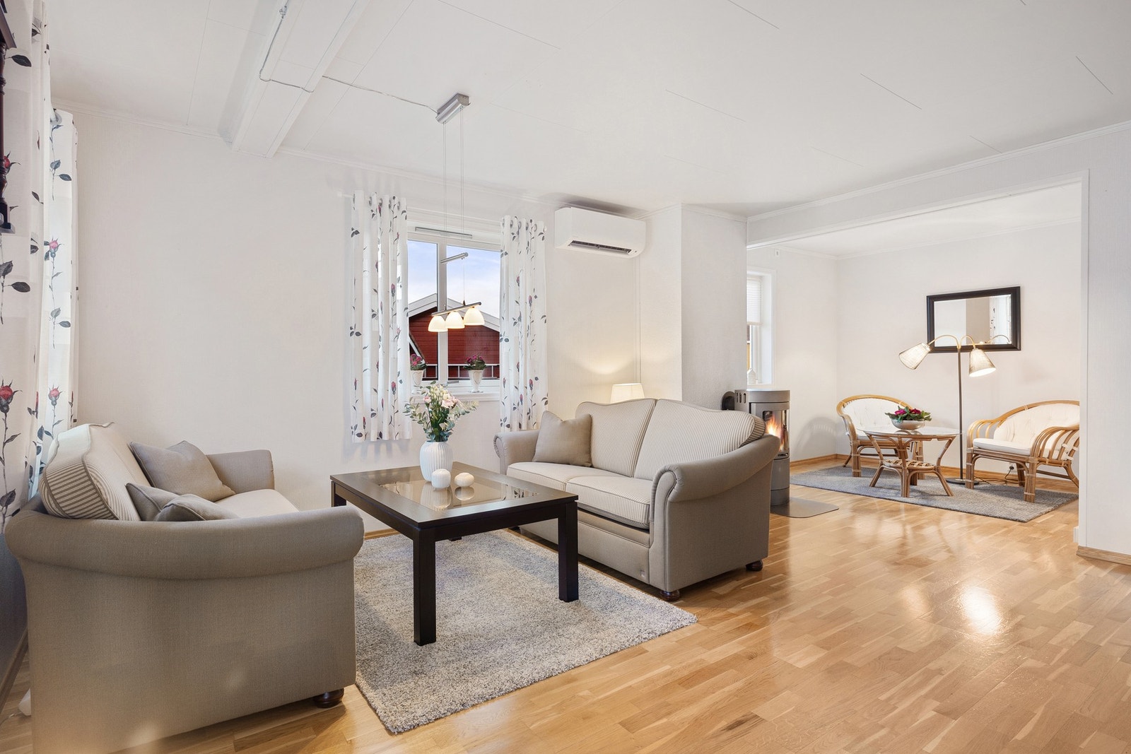 Varmepumpe gir en effektiv oppvarming av boligen. I tillegg varmer peisovnen godt på de kaldeste dagene eller bare for kosens skyld. Galleribilde