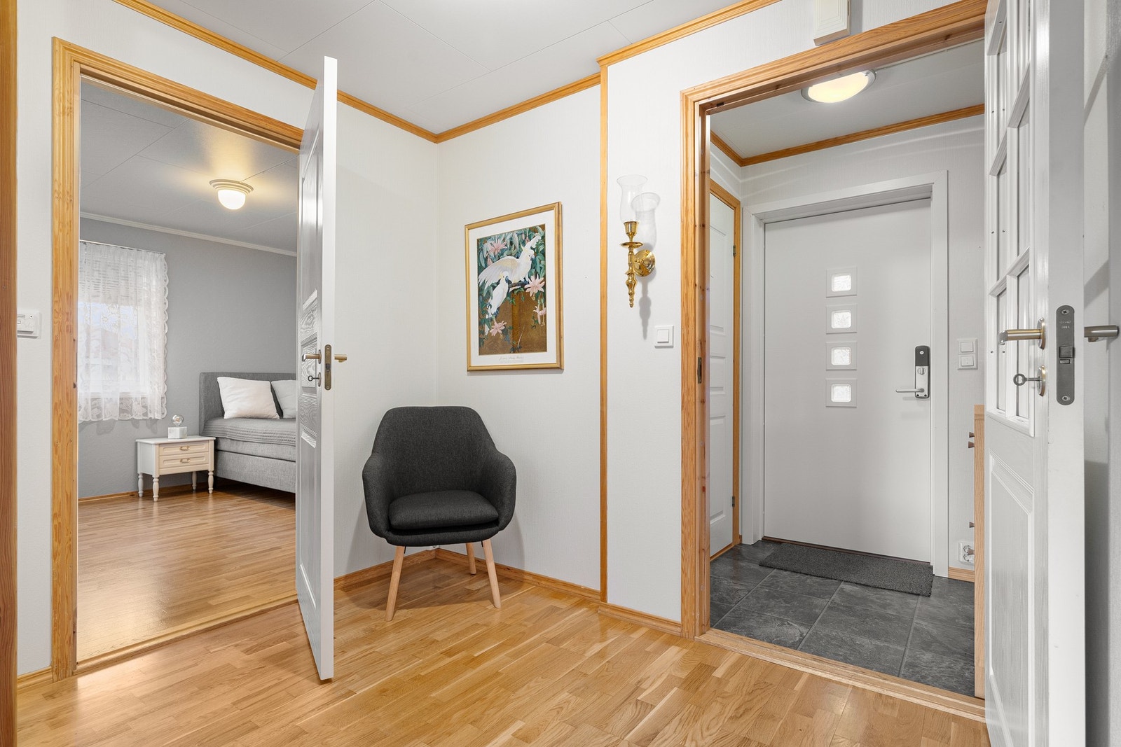 Gang sett mot soverom og inngangsparti. Kodelås på ytterdøren. Galleribilde