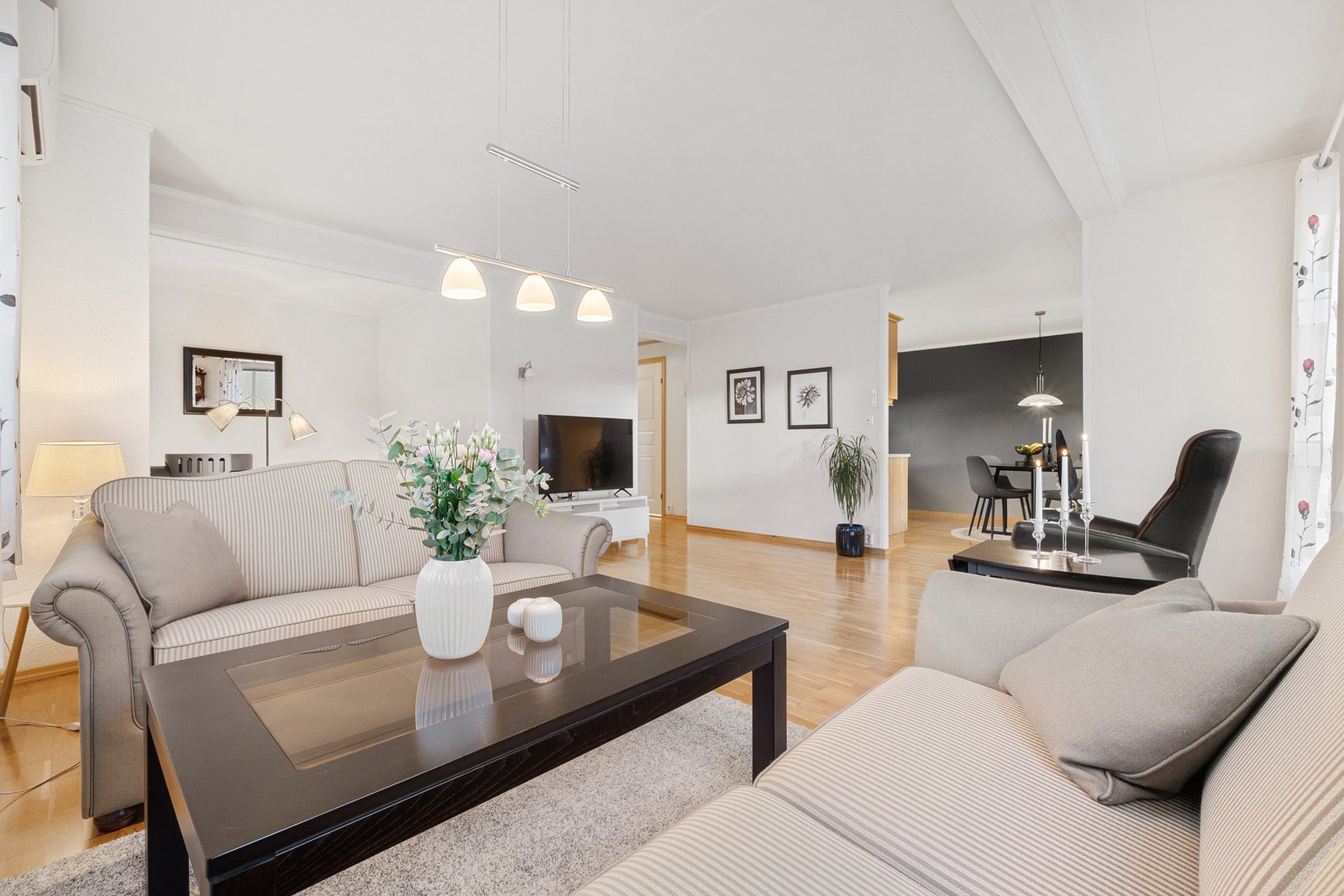 Det er gulvvarme på stua. Boligens effektive planløsning gjør den lett å innrede. Galleribilde