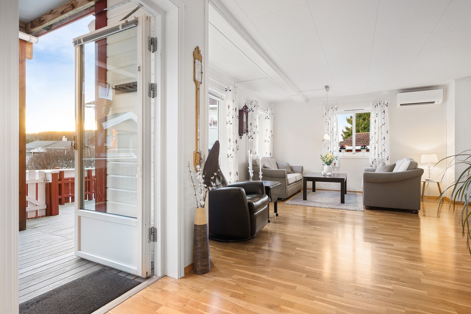 Fra stuen er det utgang til boligens terrasse. Galleribilde