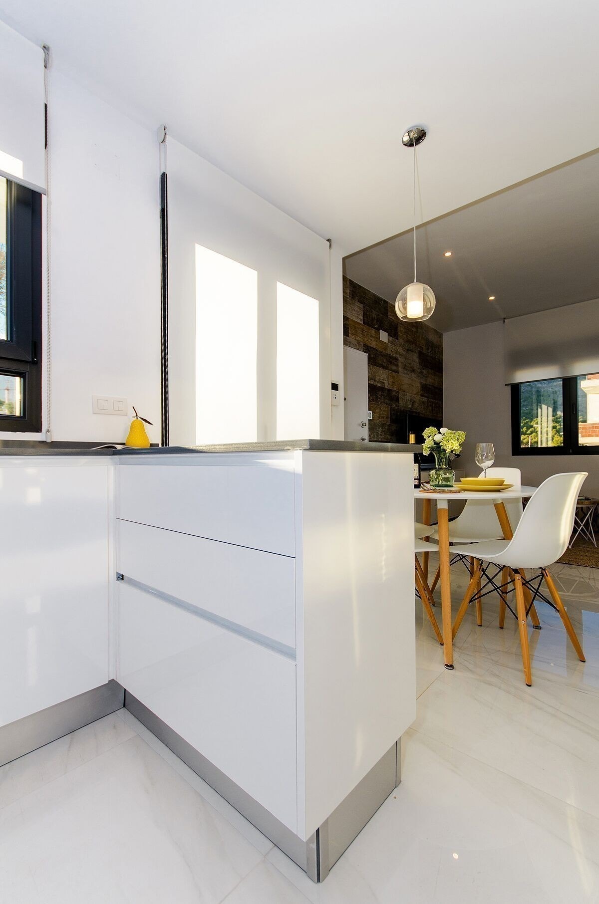 Kjøkken med quartzbenkeplate og nå alle hvitevarer inkludert Galleribilde