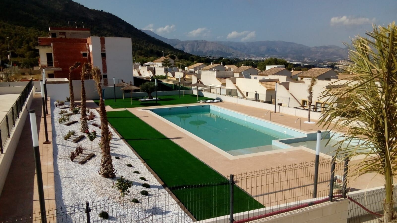 Stort felles svømmebasseng og badstu, omkledning, toaletter Galleribilde