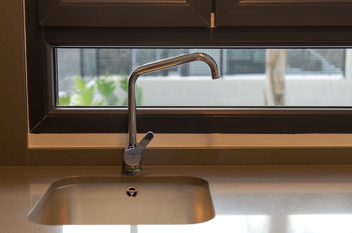 Hyggelig kjøkkentjeneste med et lekkert kjøkken Galleribilde