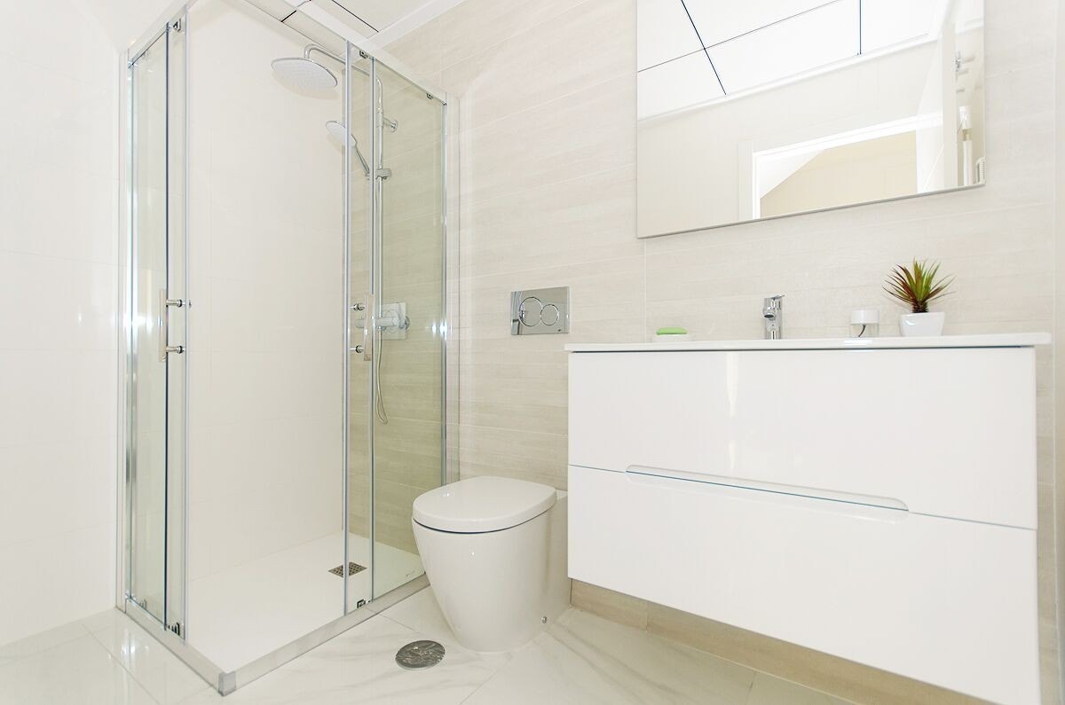 Den mann er virkelig musikalsk som, når han hører kvinnesang fra badet, legger øret til nøkkelhullet. Galleribilde