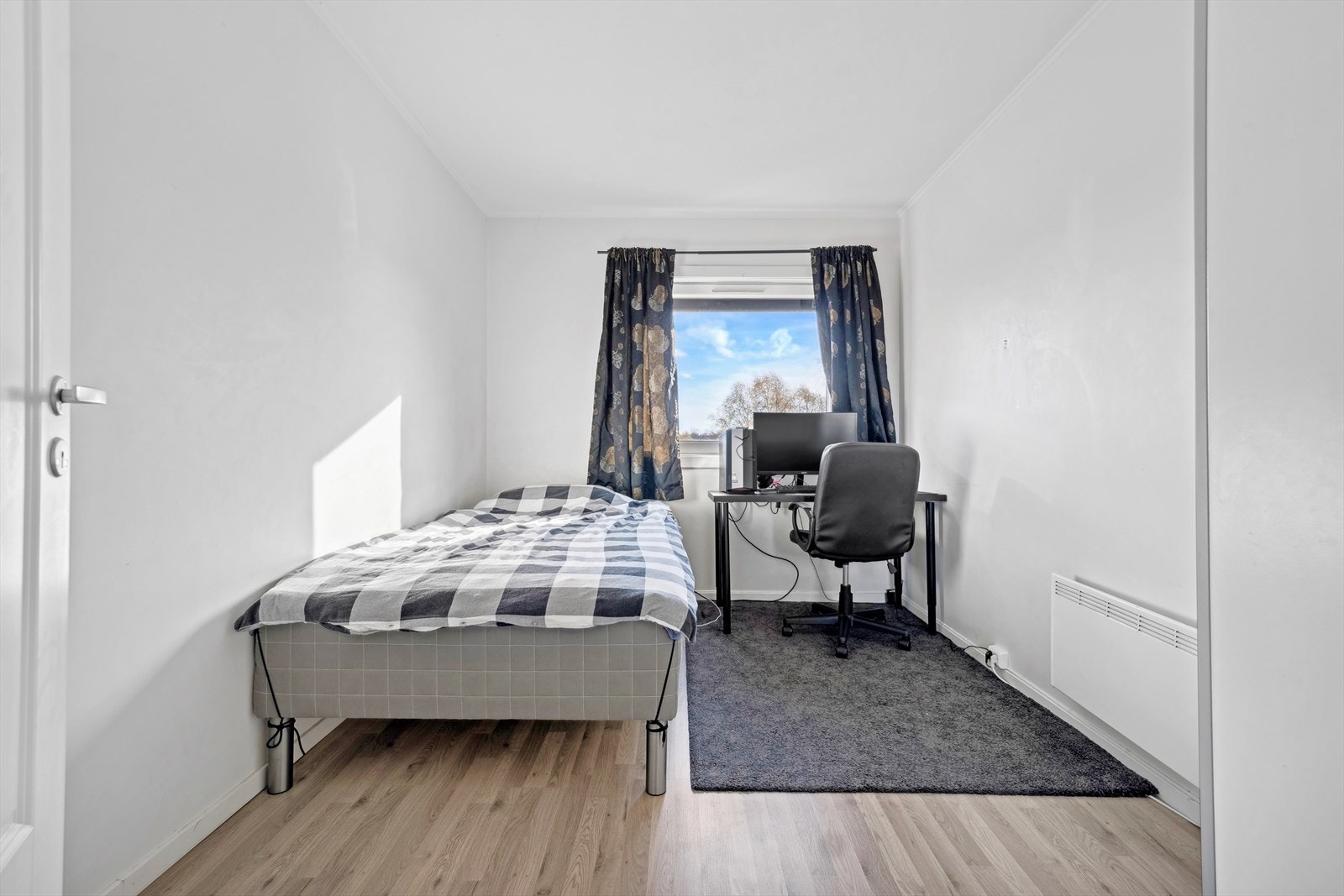 Soverom III
I dette rommet er det plass til enkel seng, garderobeskap og skrivepult. Rommet egner det seg også flott til bruk kontorrom eller gjesterom. Galleribilde