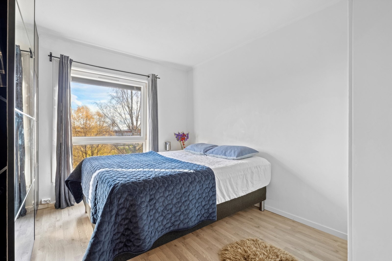 Hovedsoverommet har naturlig lysinnslipp med store vinduer og lyse flater. Det er også et innebygd garderobeskap i hovedsoverommet som gir gode oppbevaringmuligheter. Det er plass til dobbeltseng og tilhørende nattbord. Galleribilde