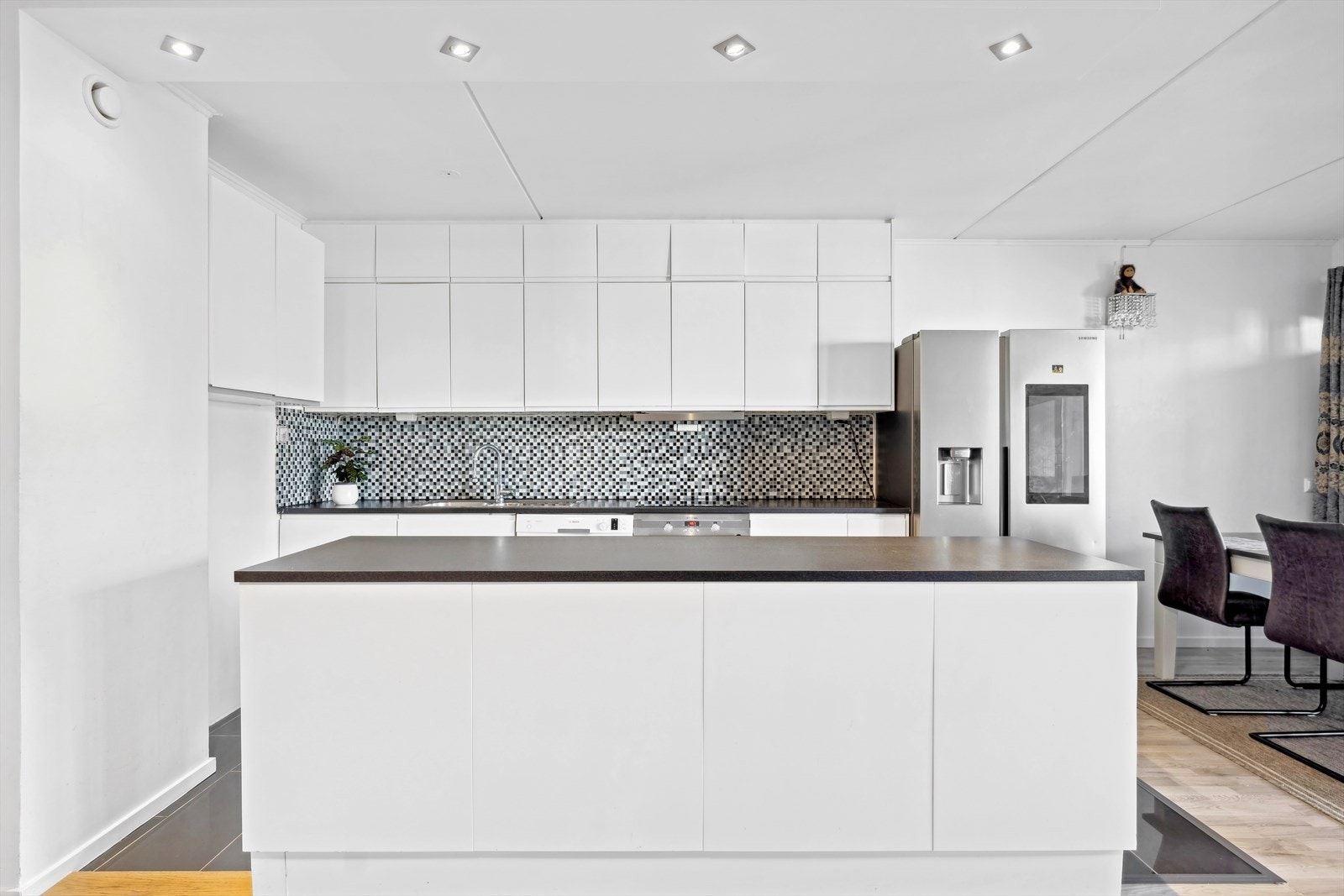 KJØKKEN |
Åpenkjøkken løsning fra stua. Nyere kjøkken fra Epoq. Galleribilde