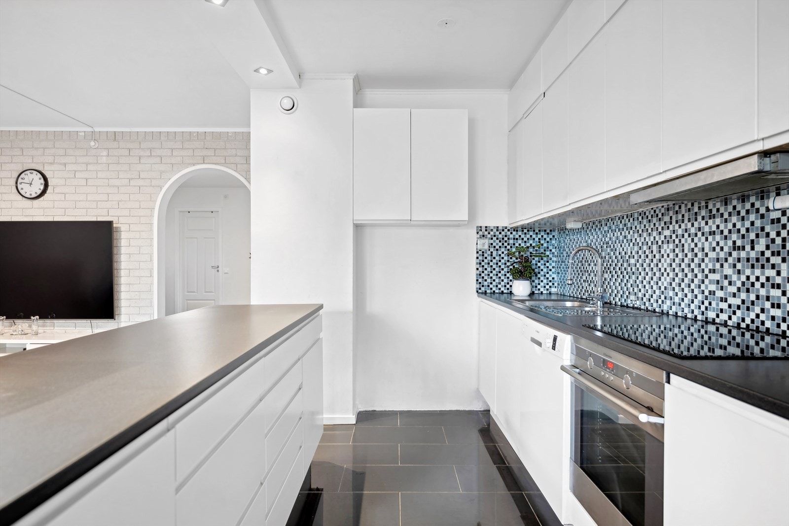 Fliser over benkeskap. Galleribilde