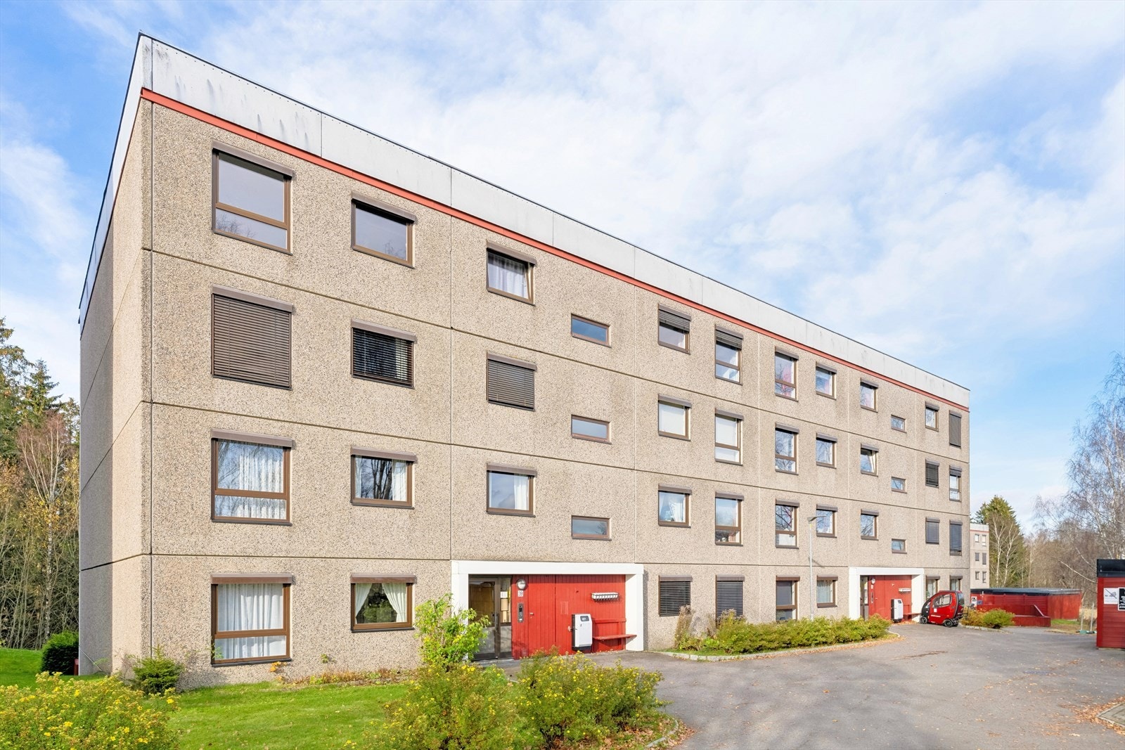 Riihimækiveien 41 ligger meget attraktivt og sentralt til på Skjetten i Lillestrøm kommune. Det er kort vei til fine turområder, samtidig som det er umiddelbar nærhet til det man måtte trenge i hverdagen. Galleribilde