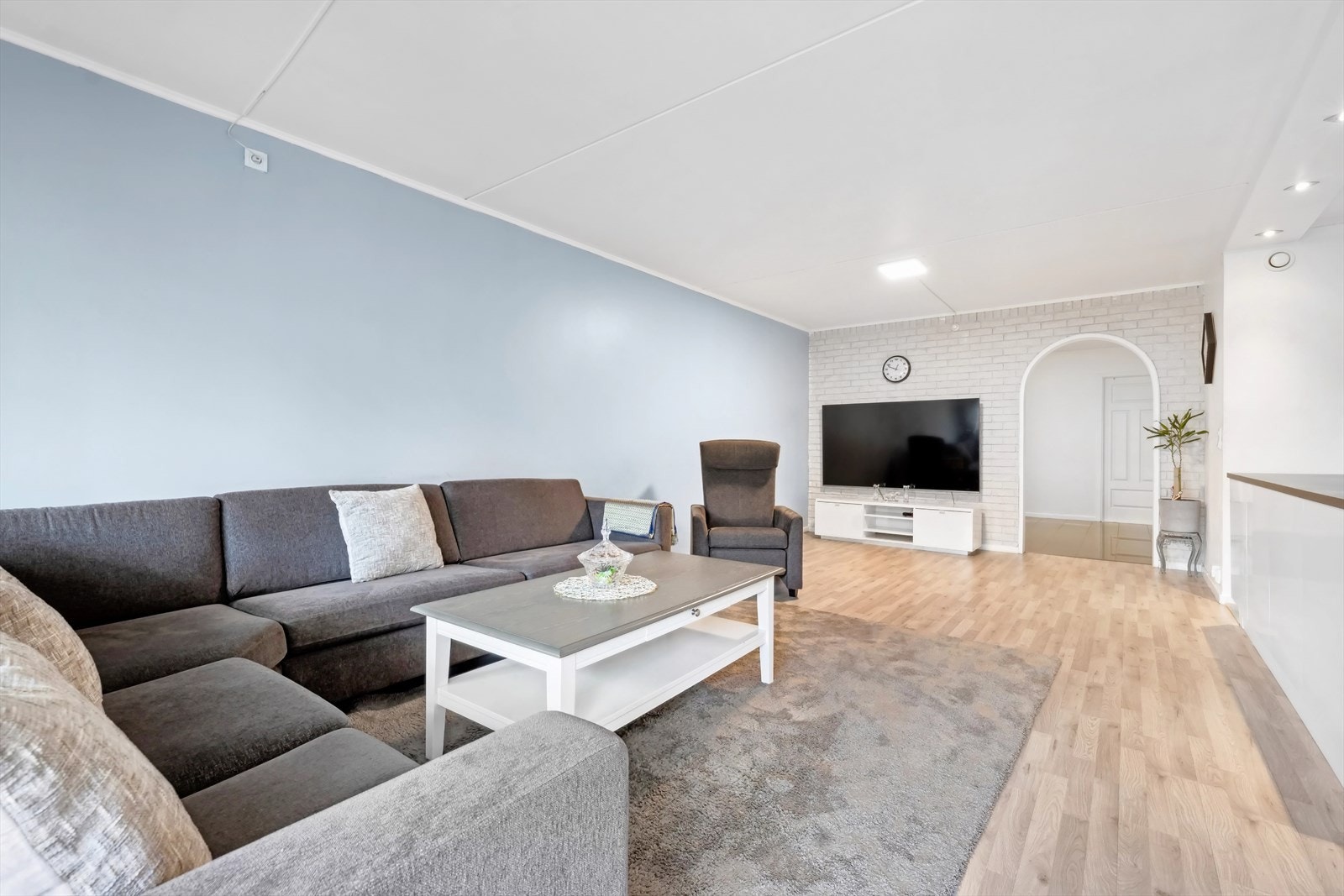 Det er store vinduer i rommet som slipper inn rikelig med naturlig lys. Her kan du innrede med sofagruppe, spisestue og annet ønsket møblement. Galleribilde