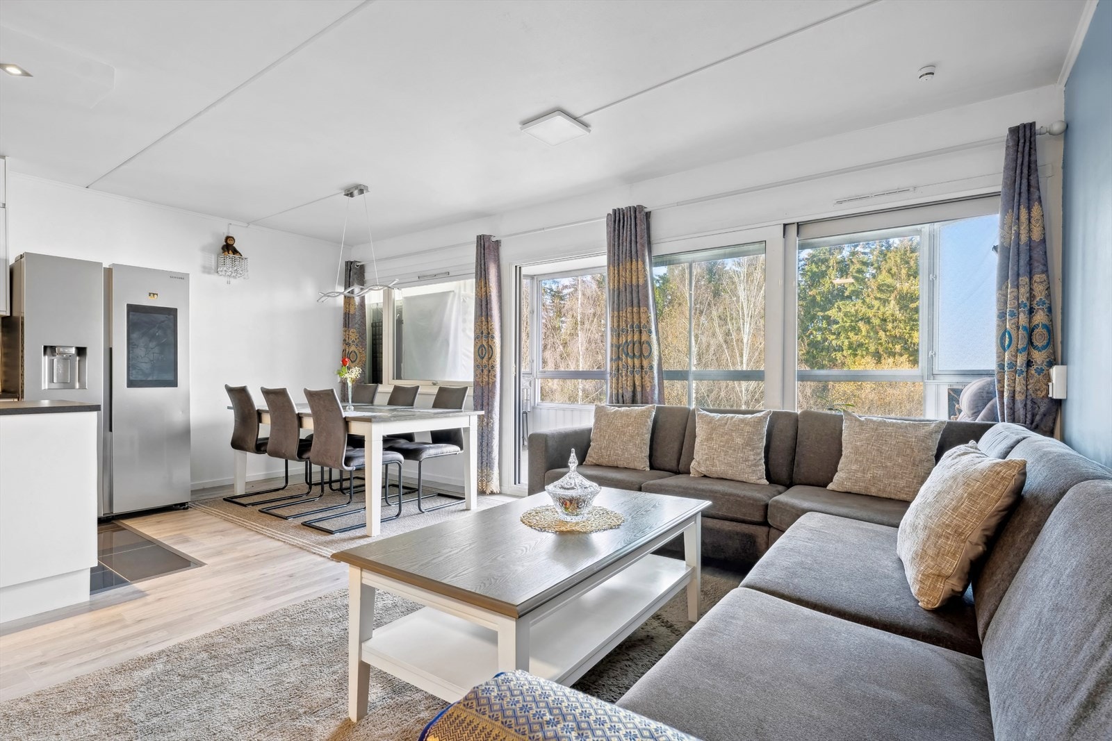 STUE | Med utgang til solrik balkong på ca. 13 m²
Stuen er stor og lys, med glatte vegger, en kontrastvegg og et pent og nyere laminatgulv. Galleribilde