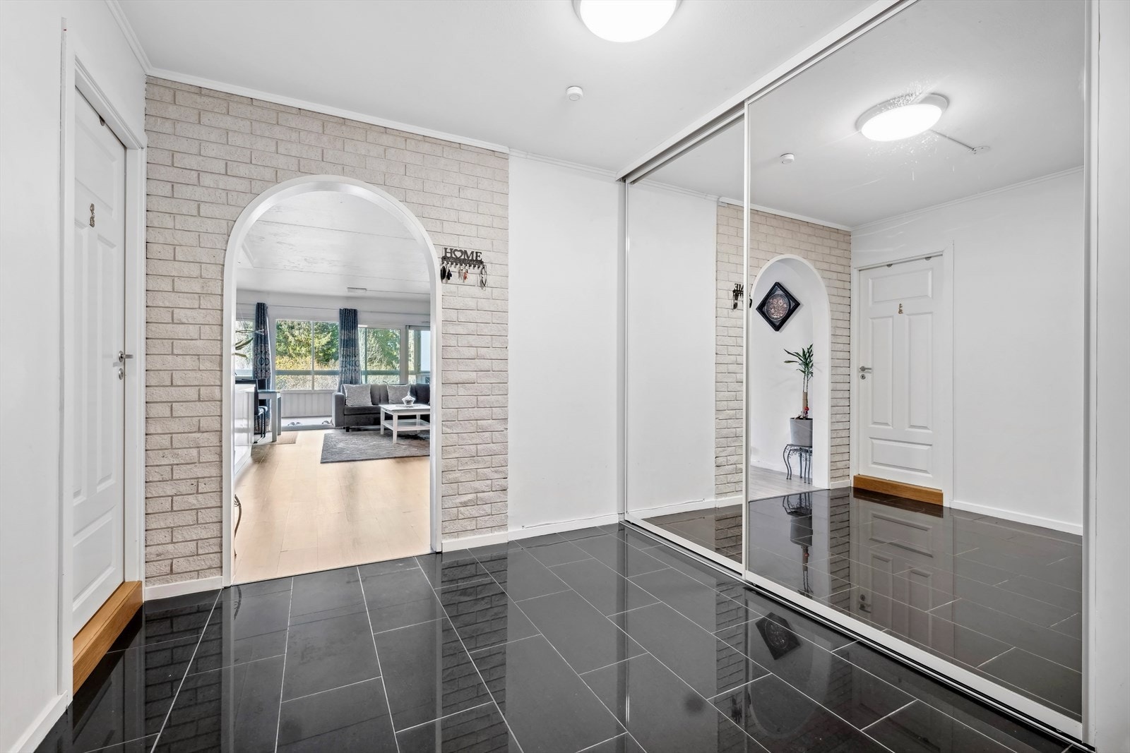 ENTRÉ |
Innenfor døren blir du møtt av en lys og stor gang med garderobeskap med speil. Galleribilde