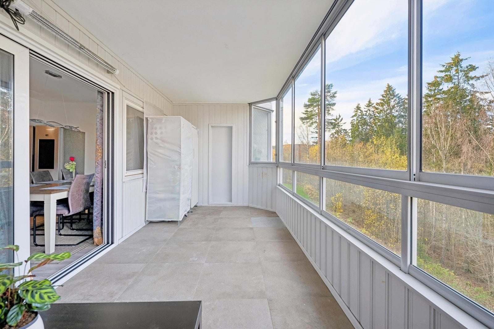 stuen har du også utgang til innglasset balkong på 13 kvm, med gode lys- og solforhold. Her er det god plass til utemøbler og fritt utsyn mot fellesområder. Balkongen fungerer som en naturlig forlengelse av leiligheten. Galleribilde