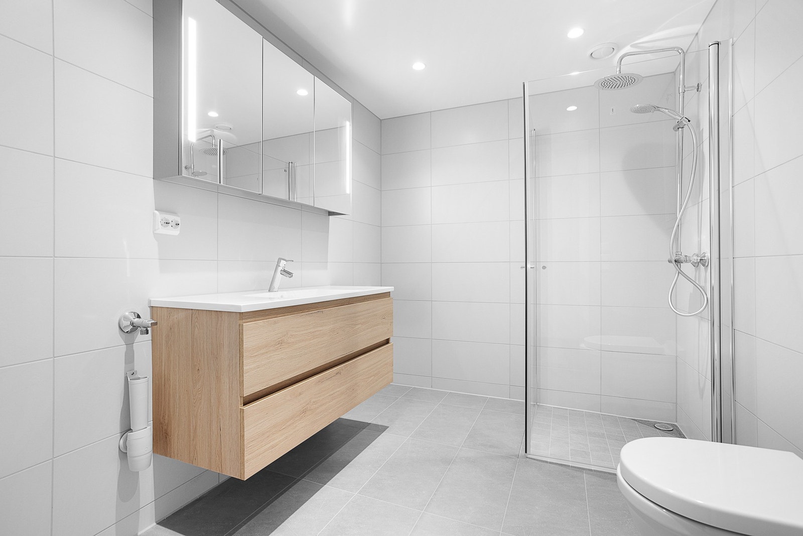 Bad nr. to i leiligheten er utstyrt med delikat innredning med lagringsplass, dusjnisje og vegghengt toalett. Galleribilde