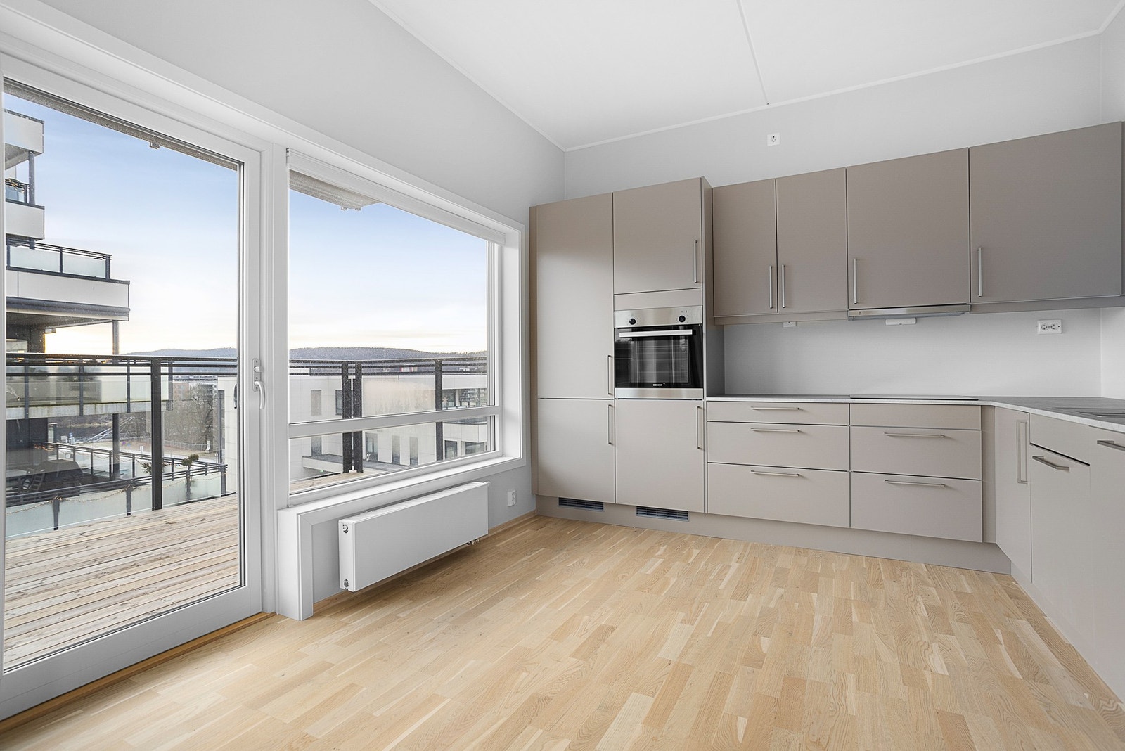 Lyst og trivelig kvalitetskjøkken med integrerte hvitevarer. Det er også utgang til balkong fra kjøkkenet. Galleribilde