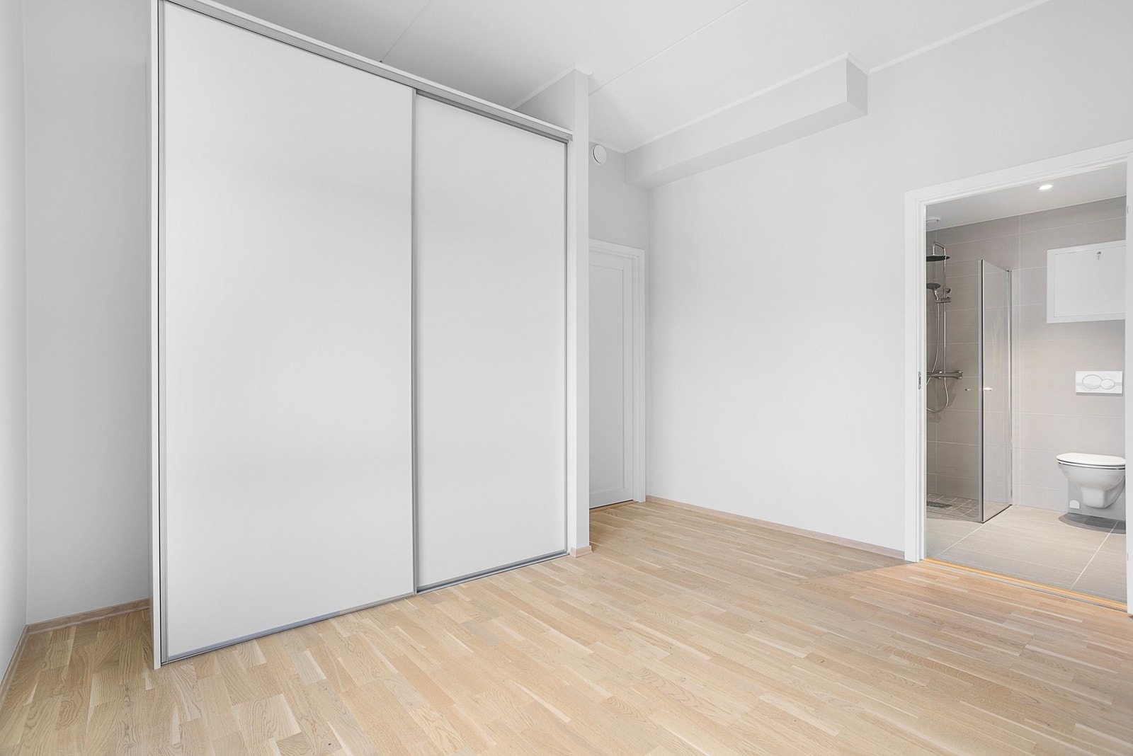 Garderobeløsning på hovedsoverom. Galleribilde