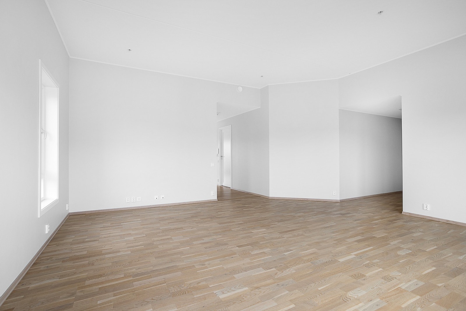 Romslig stue med muligheter for å innrede som du måtte ønske Galleribilde