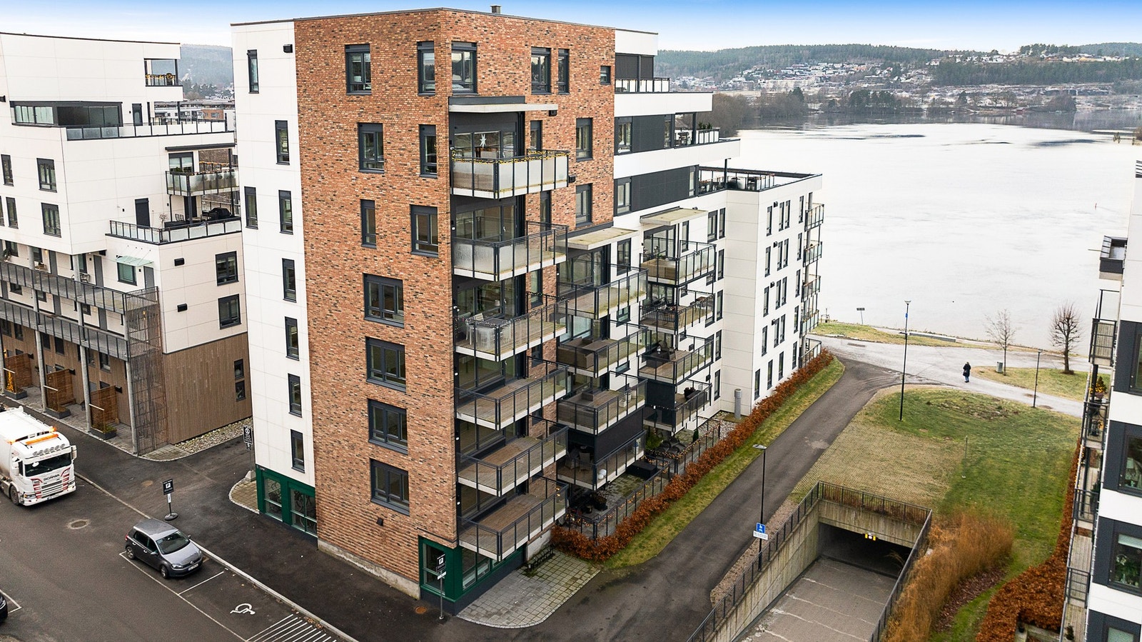 Leiligheten ligger i byggets 6. etasje i bakkant av bygget. Balkong på begge sider. Galleribilde