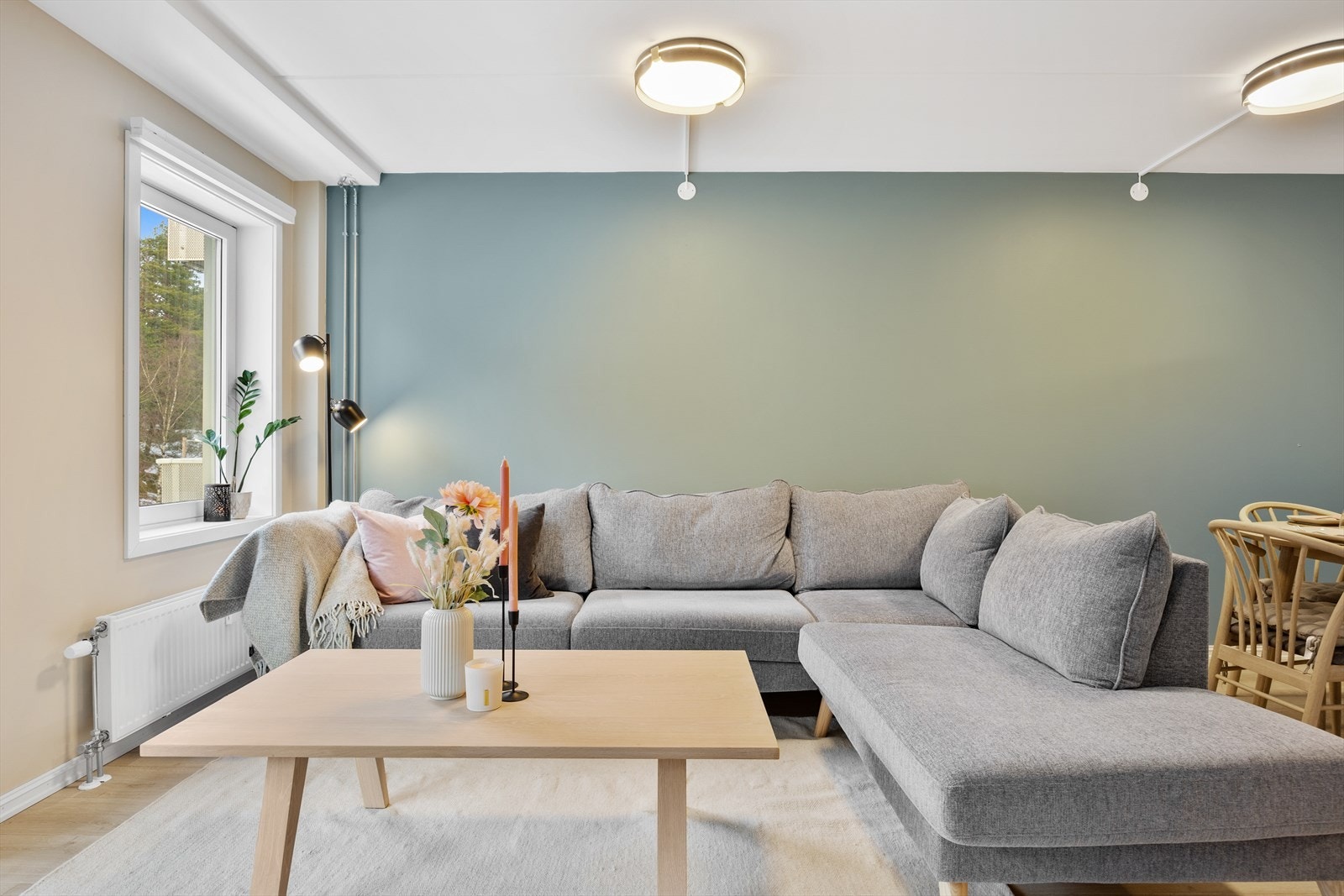 Koselig stue med plass til stor sofagruppe. Galleribilde