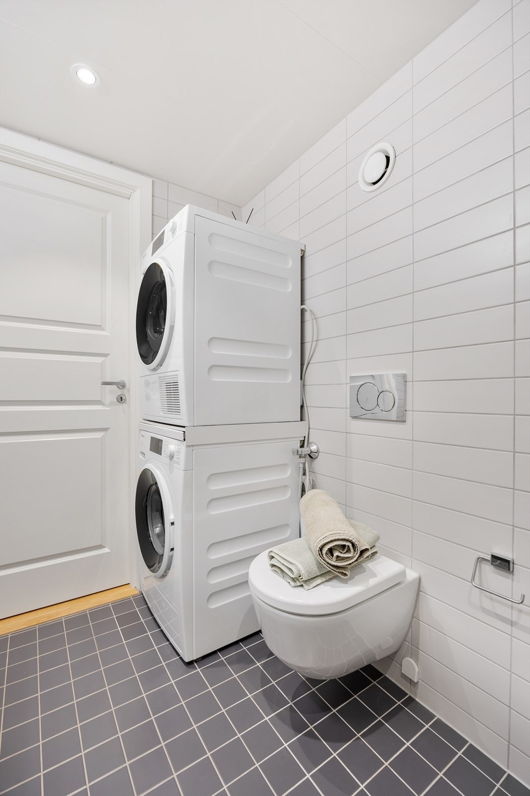 Praktisk bad med vaskemaskin og tørketrommel. Galleribilde