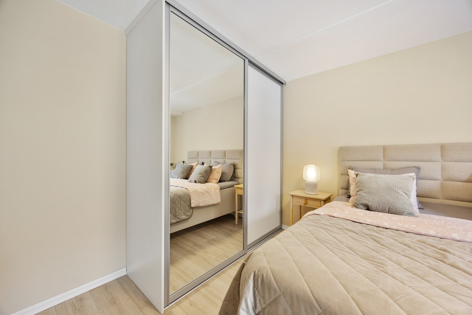 Hovedsoverom med garderobe og myke fargetoner. Galleribilde