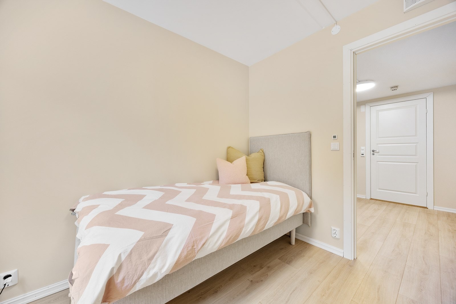 Lyst barnerom med plass til seng og skrivebord. Galleribilde