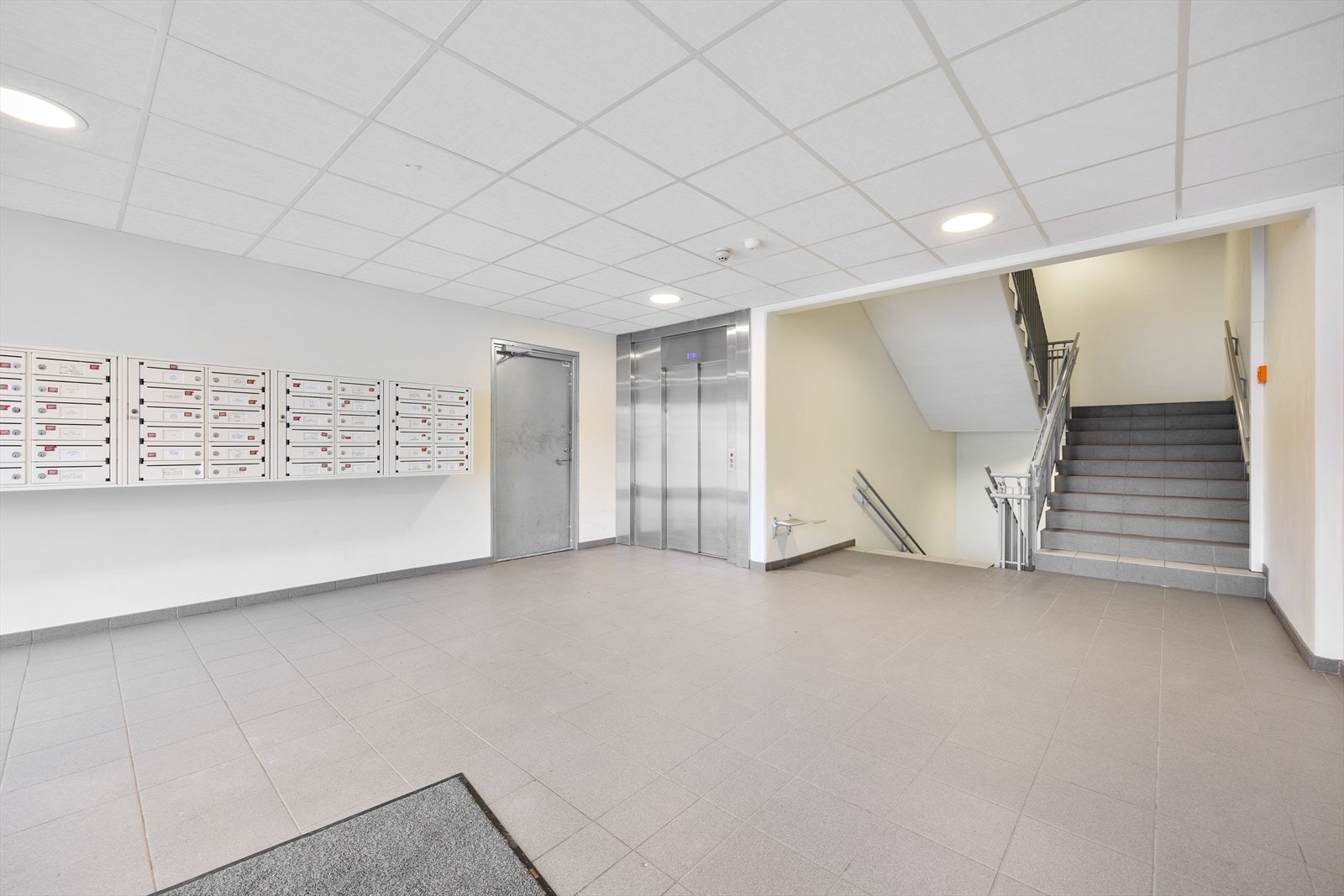 Innbydende inngangsparti med heis for enkel tilgang. Galleribilde