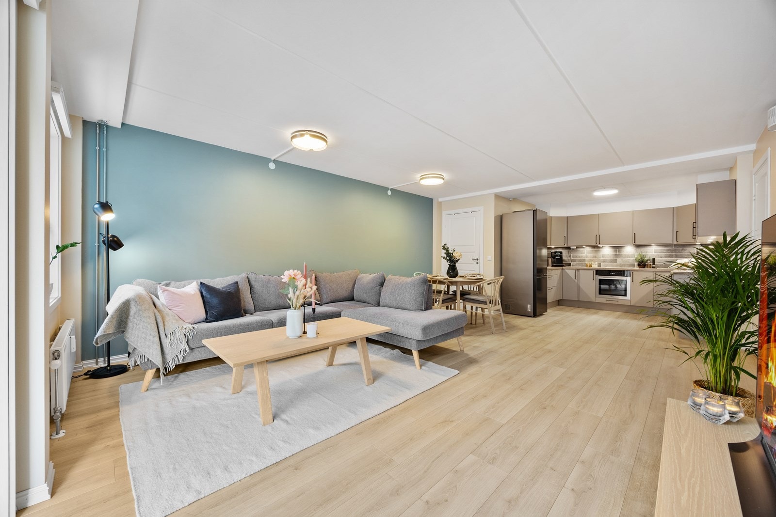 Lys og lekker stue med åpen kjøkkenløsning Galleribilde