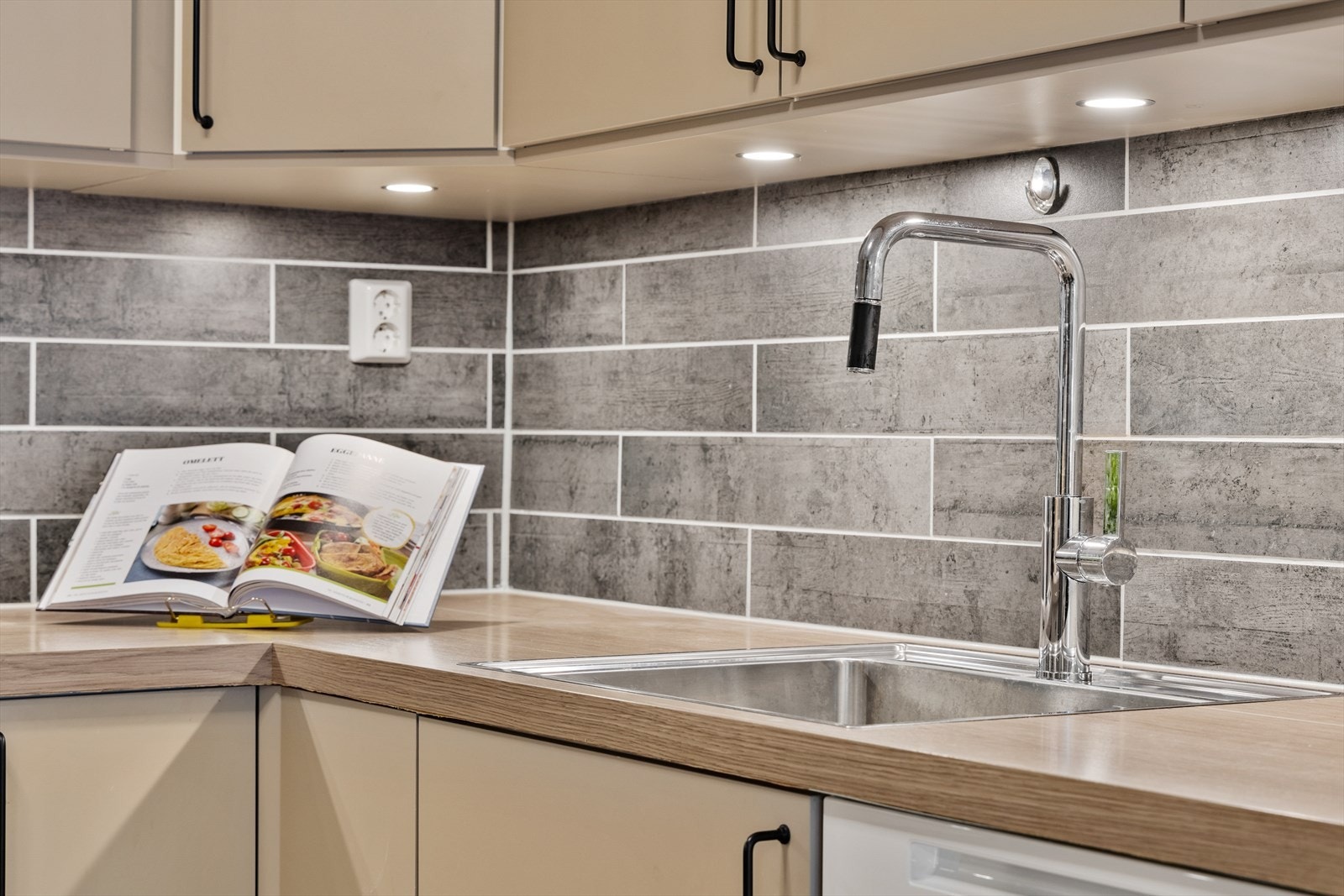 Kjøkken med moderne fliser og funksjonelle løsninger. Galleribilde