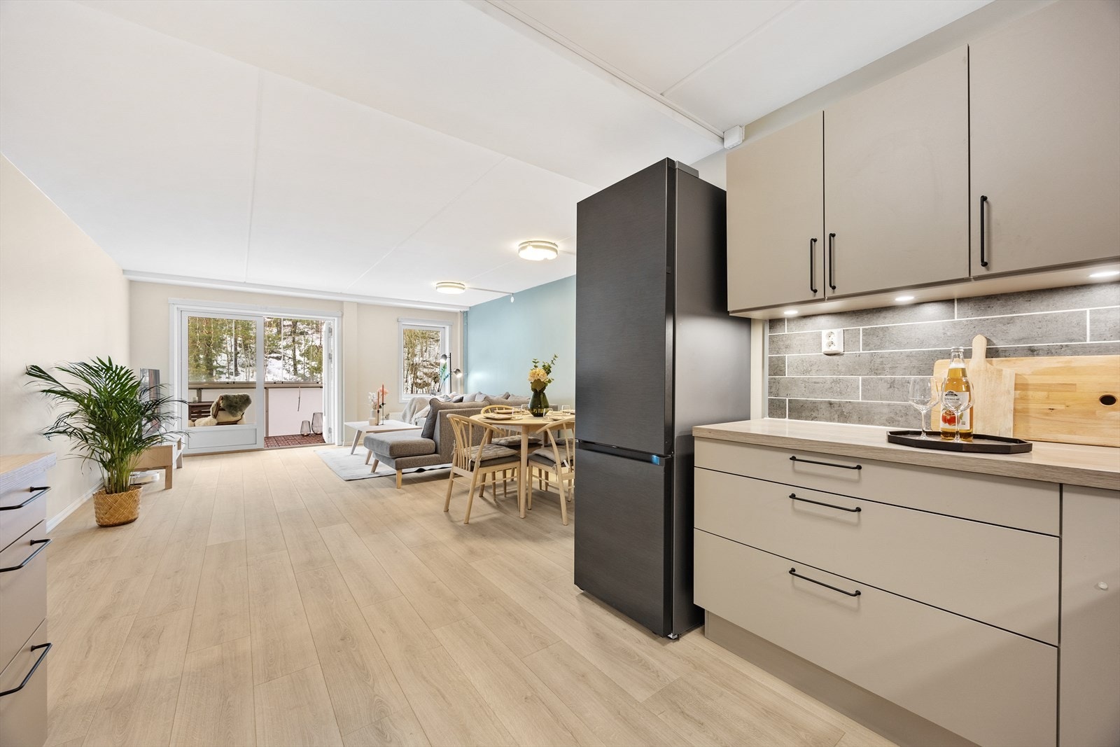 Åpen stue- og kjøkkenløsning med lys innredning. Galleribilde