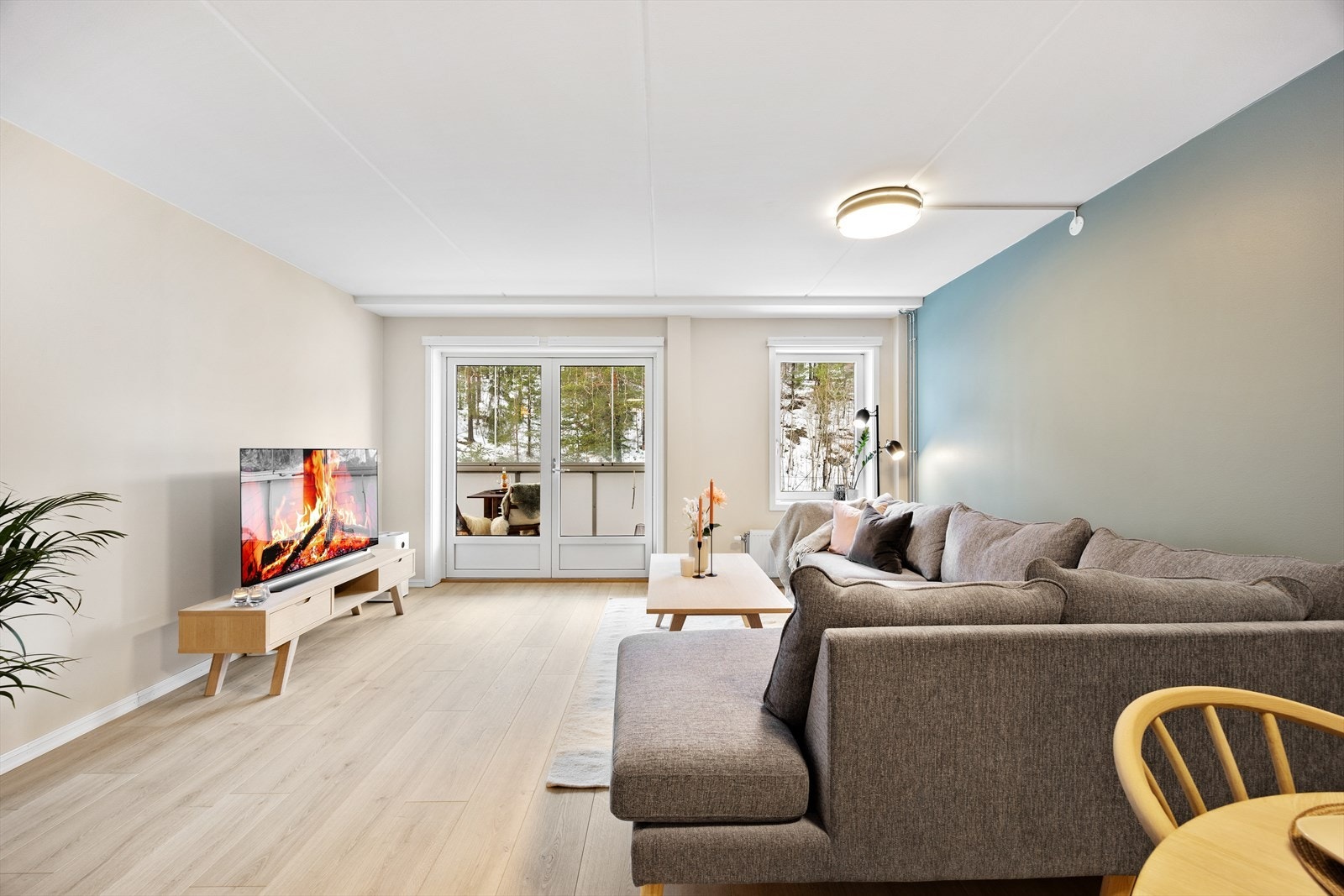 Lys og luftig stue med plass til underholdning. Galleribilde