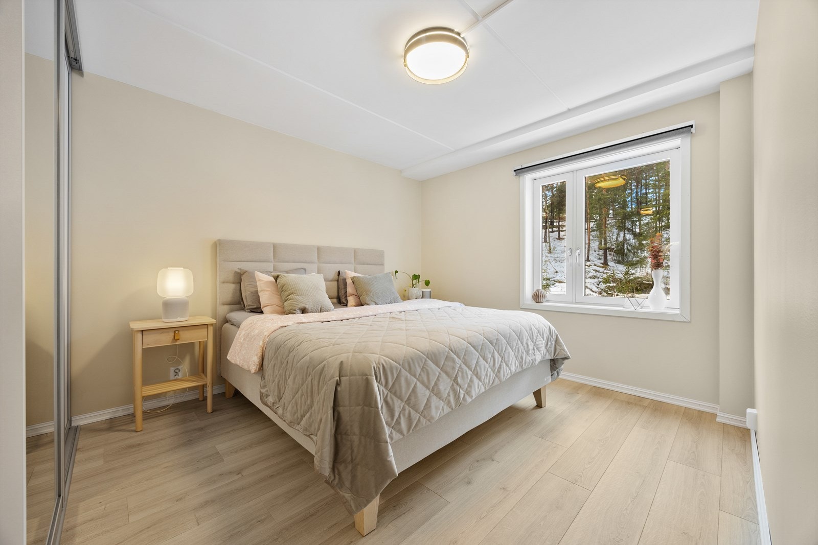 Hovedsoverom med store vinduer og rolig atmosfære. Galleribilde