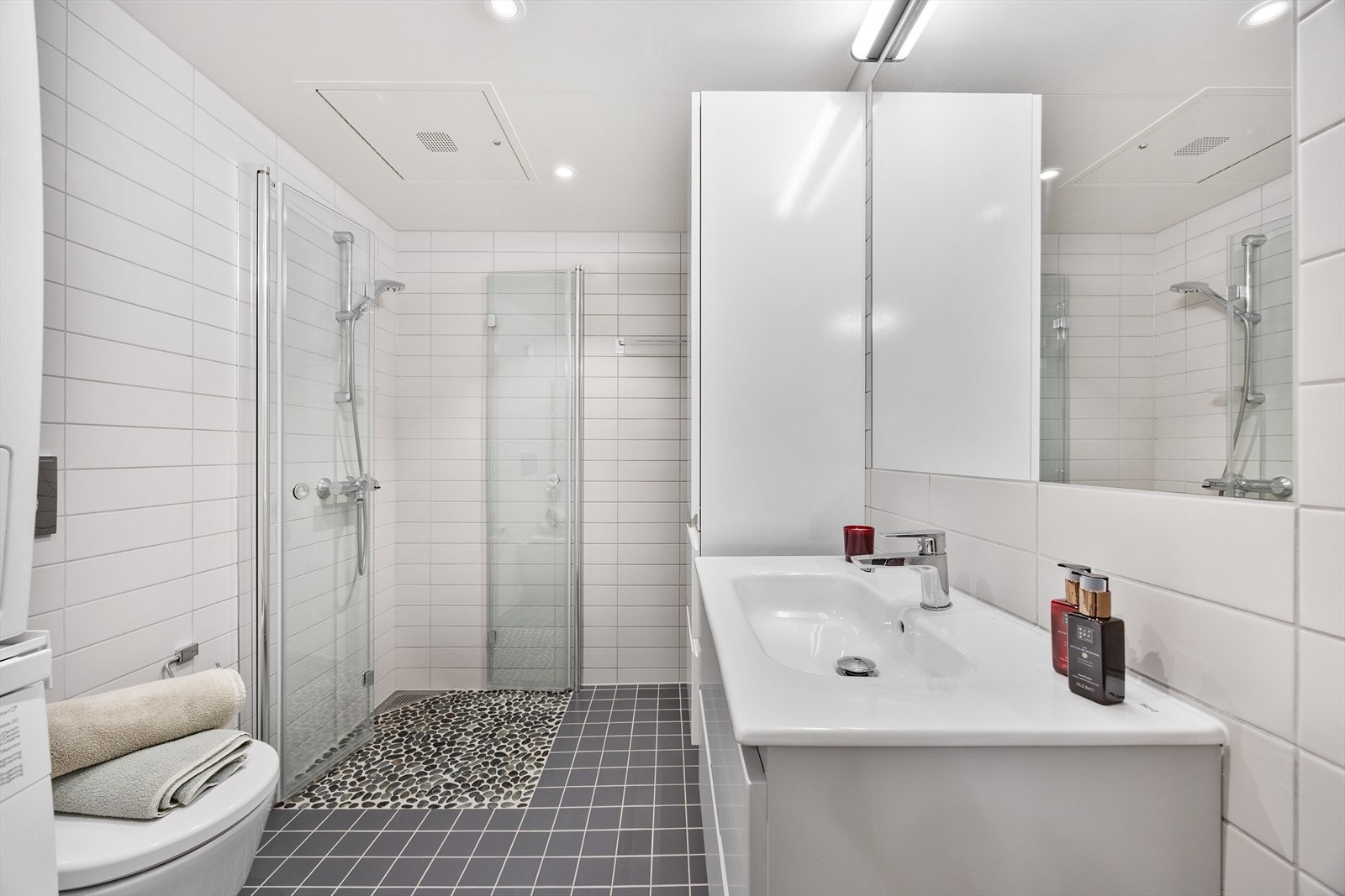 Delikat bad med dusjkabinett og moderne design. Galleribilde