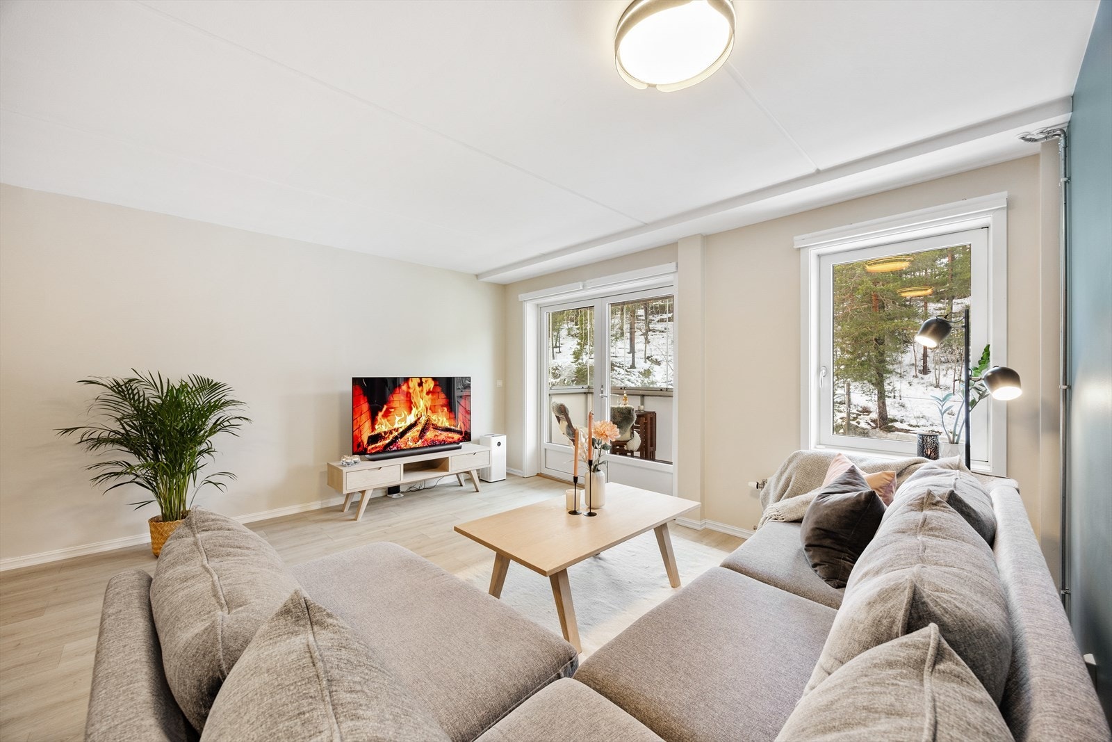 Stue med store vinduer og behagelig atmosfære. Galleribilde