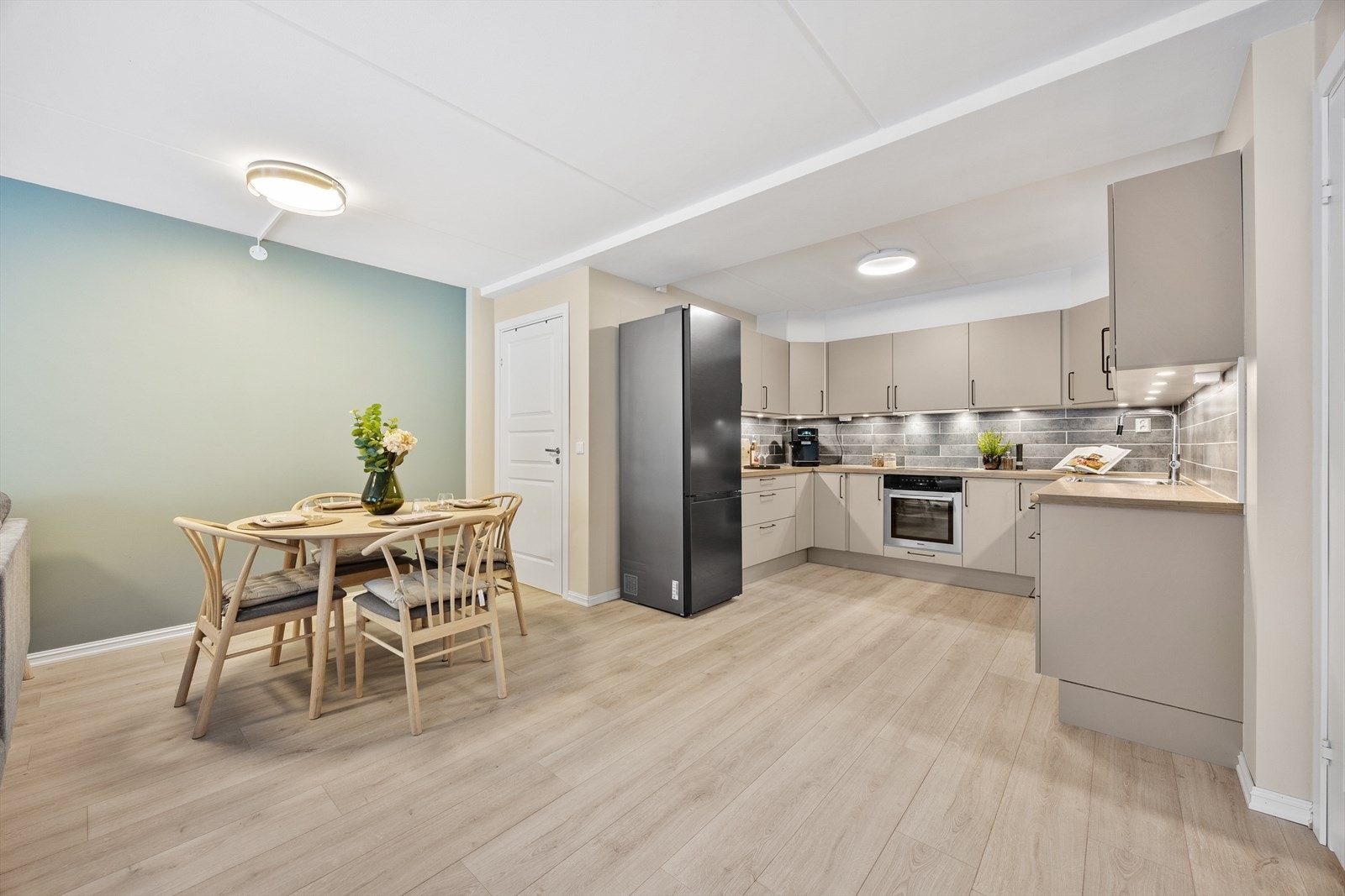 Åpen kjøkkenløsning mot spisestue, perfekt for selskap. Galleribilde