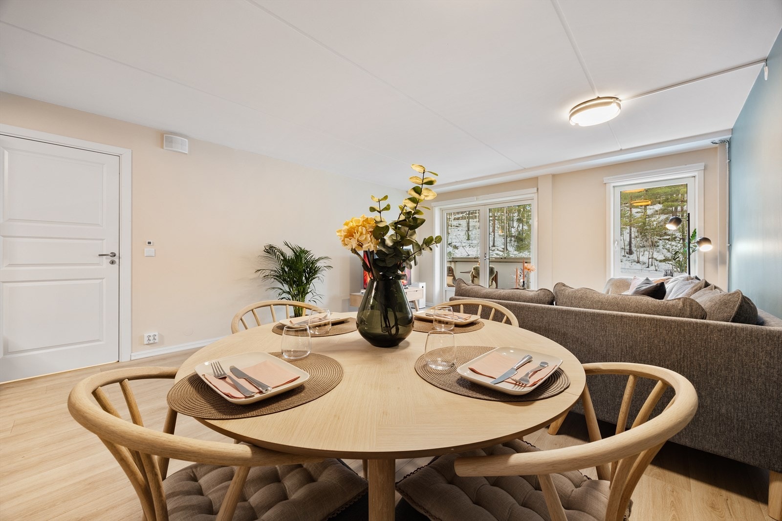 Koselig spiseplass med god plass til gjester. Galleribilde